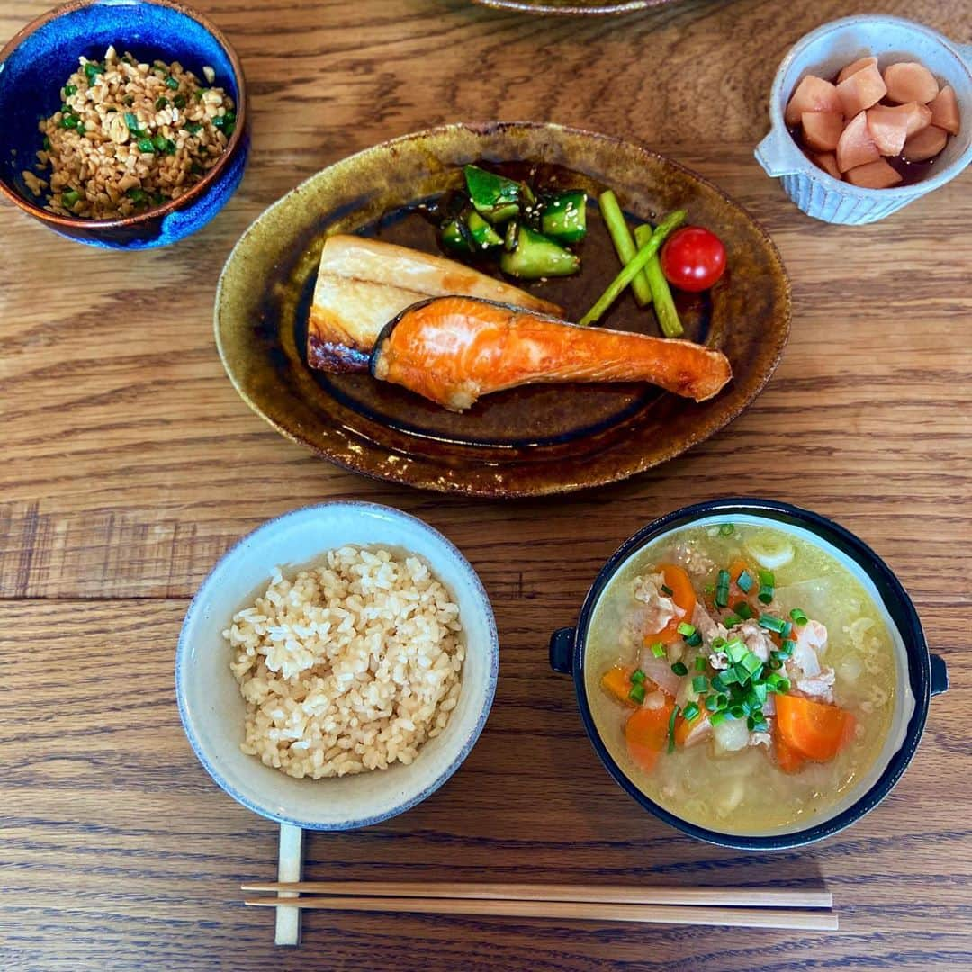 黛英里佳さんのインスタグラム写真 - (黛英里佳Instagram)「ある日のお昼ごはん🍚﻿ ﻿ お魚豚汁定食🐟﻿🐷 ﻿ いただいたスープカップが素敵で早速使ったのだけどスープカップはスープを入れるものだと食べながら反省😂﻿ ﻿ 熱くて飲めないのでスプーンで豚汁食べました(笑)﻿ ﻿ #魚定食#豚汁」9月17日 16時52分 - erikamayuzumi_official