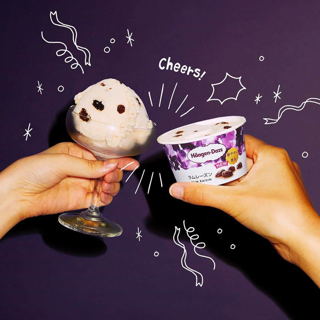 ハーゲンダッツ ジャパンさんのインスタグラム写真 - (ハーゲンダッツ ジャパンInstagram)「🍨Cheers🍨﻿ リニューアルした『ラムレーズン』で乾杯🎉﻿ ﻿ 1984年の発売から愛され続けた『ラムレーズン』が﻿ さらにおいしく生まれ変わって、﻿ 一年中お楽しみいただけるようになりました！﻿ ﻿ 香り高いラム酒とレーズンの濃厚で贅沢な味わい🎵﻿ ﻿ 大切な人と素敵な時間を過ごすお供に﻿ 味わっていただけたら嬉しいです💓﻿ ﻿ #ハーゲンダッツ #haagendazs #おうちダッツ #新発売 #ハーゲンダッツラムレーズン #ラムレーズン #ラムレーズンアイス #レーズン #プチ贅沢 #自分へのご褒美 #至福の時間 #おやつの時間 #うちカフェ #おうちカフェ #おうちおやつ #おうちスイーツ #3時のおやつ #アイス #アイス部 #アイス大好き #今日のアイス #アイスクリーム #コンビニアイス #アイスタグラム #スイーツ #甘党 #甘いものは別腹 #icecream #icecreamtime #rumraisin﻿」9月17日 17時01分 - haagendazs_jp