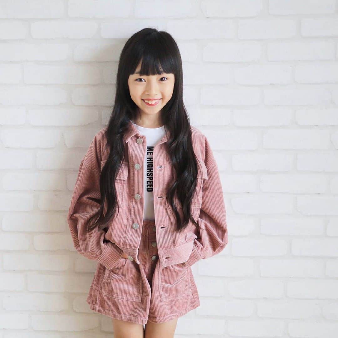 Akiのインスタグラム：「9/19 ・ 最近の仙台は ちょっと肌寒い🍂 ・ 少しでも温かいものをと つい先日 娘が大好きな豚汁を作ったんだけど ・ ・ 👧🏻「ママ！豚汁の中に金色の糸が浮いてるよ？！」 ・ え、そんなバカな 母ちゃん赤髪なのに ・ せっかくの大好物なのに異物混入？ 娘ごめん… ・ ・ と思ったら ごま油でした😌 ・ #伝わりそうで伝わらない #伝われこの想い ・ ・ ・ そんな豚汁好きな娘のお洋服は ・ @gu_for_all_ の秋仕様🍁 ・ ☑︎コーデュロイショートジャケット ☑︎コーデュロイパンツ ・ ・ 別売だけど セットアップで着てます☺️ ・ 他のコーデュロイシリーズも めちゃくちゃ可愛かったので ・ 是非チェックしてね☺️☝️ ・ ・ ・ ・ #gu_for_all#GUstyle#gupr#gukids#コーデュロイ#コーデュロイジャケット#コーデュロイショートパンツ」