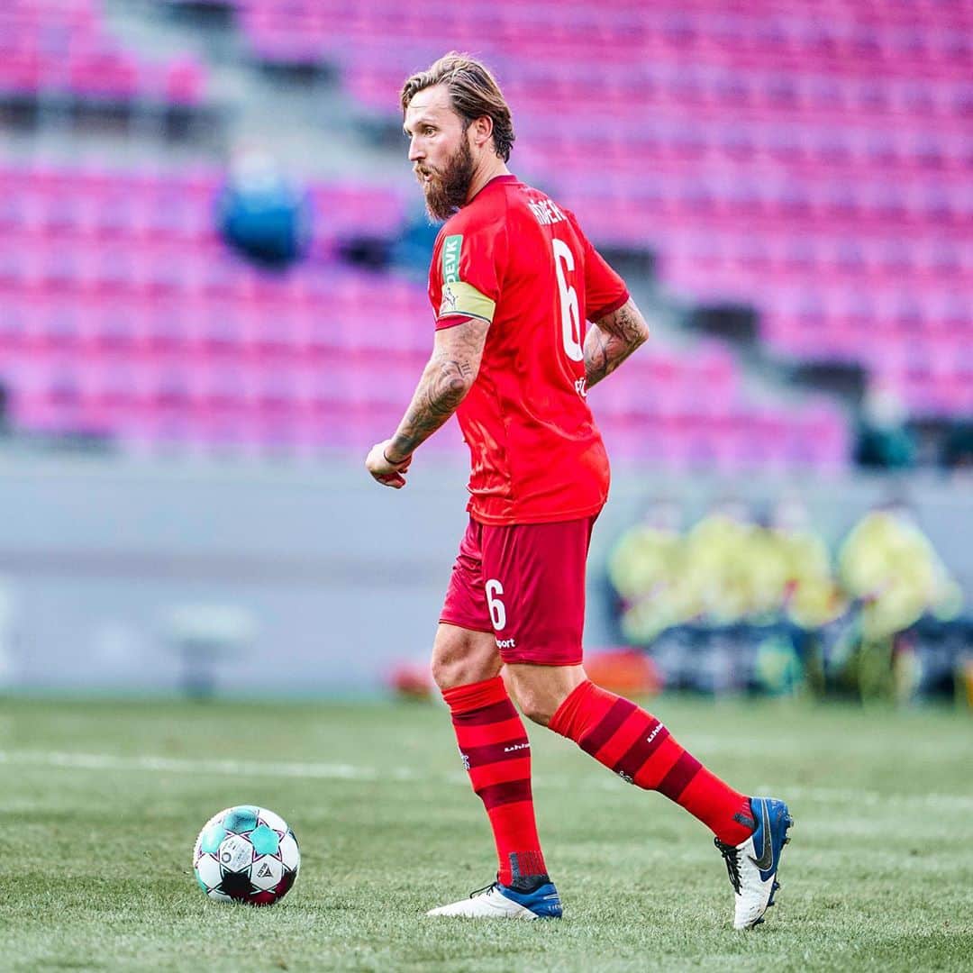 のインスタグラム：「Vielen Dank, dass ihr gestern alle an mich gedacht habt❤️🙌🏻 Jede einzelne Nachricht hat mich sehr gefreut💪🏻 . #birthday #wish #thankful #blessed #positivevibes #31 #together #proud #effzeh #fc #cologne #mh6 #liebedeinestadt」