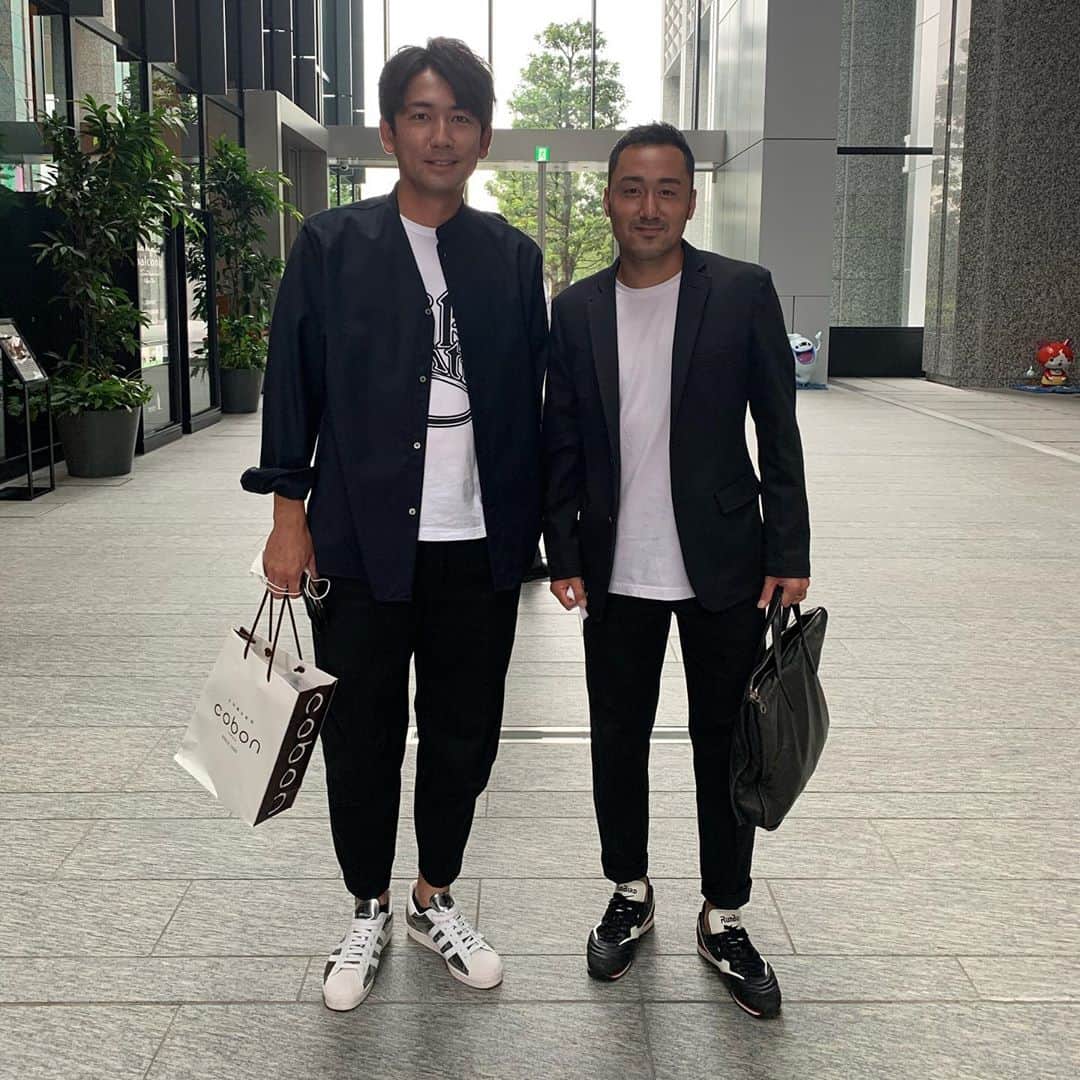 松永祥兵のインスタグラム：「Valuenceホールディングス様の会社に遊びに行かせていただきました。 嵜本社長は元Jリーガーで元ガンバ大阪の選手。そして元Jリーガーで初めて上場企業の社長になられた方です。  これから会社を立ち上げる僕にとても刺激的かつ何か僕に出来ることはなんでもしますのでとお言葉までいただき感銘を受けました。 またかっこいい目指す人と出会えたので、後は突き進むのみ！嵜本社長、ランチまでご馳走になりありがとうございます。高森くんご紹介ありがとう。」