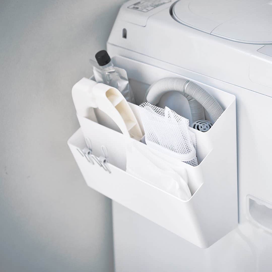 yamazaki_japanさんのインスタグラム写真 - (yamazaki_japanInstagram)「洗濯小物をまとめて整理整頓「洗濯機横マグネット収納ポケット 3段 タワー」のご紹介です。  何かと増えてしまう洗濯グッズをまとめて収納できる３段式のポケット。 ホースや洗濯ネット、洗濯ハンガーなどを同じ場所に収納できるためお洗濯が快適に。  洗濯機に直接マグネットで取り付けることができる簡単設置。 マグネットは平らでない面でも取り付けやすい構造になっています。  付属のフックで小物を引っ掛けることもできます。 . ■SIZE 約W32×D13×H24.5cm --------------------------------- 山崎実業のコラムサイト「Simple Life Lab.」も運営中◎ 暮らしのアイデアや、漫画ヤマクマちゃんなど様々なコンテンツが掲載されています。 是非ご覧ください。 https://www.yamajitsu.co.jp/lab/ --------------------------------- #home#tower#洗濯機#マグネット収納#洗面所#洗面所収納#ランドリー#ランドリー収納#収納#収納ケース#収納ポケット#インテリア#モノトーンインテリア#暮らし#丁寧な暮らし#シンプルライフ#おうち#収納#シンプル#モダン#便利#おしゃれ #雑貨 #yamazaki #山崎実業」9月17日 16時59分 - yamazaki.home.channel