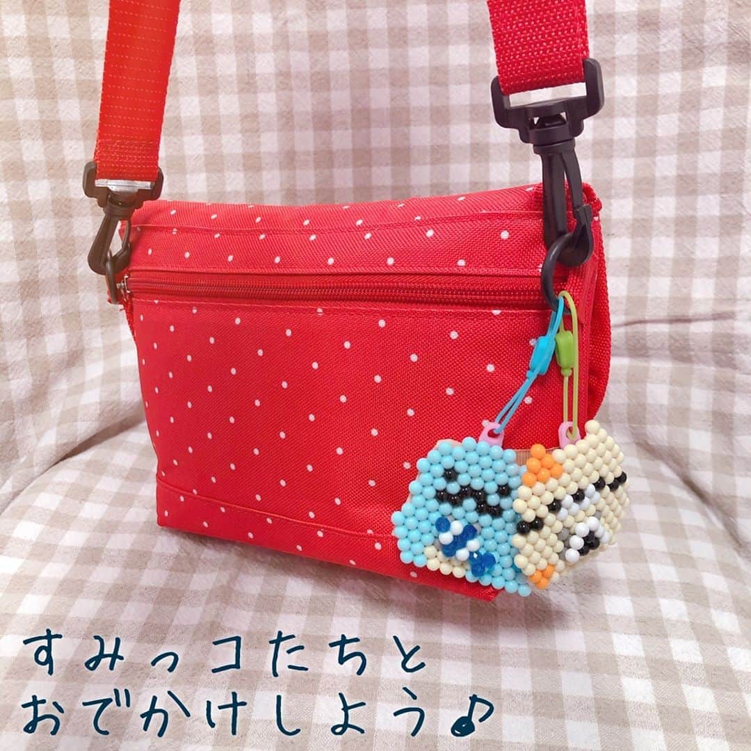 のインスタグラム：「アクアビーズのすみっコといっしょにおでかけしよう♪ . 『アクアビーズ すみっコぐらしスペシャルセット』には、チェーンパーツとカラーストラップがついているので、作品をストラップにできますよ✨ カバンなどにつけて一緒にお出かけしたら、同じキャラが好きなお友だちができるかも！ あなたはどのコがお気にいり？ . © 2020 San-X Co., Ltd. All Rights Reserved. . #アクアビーズ #aquabeads #ビーズ #beads #すみっコぐらし #すみっこ #すみっコ #ねこ #とかげ  #ストラップ #キーホルダー」