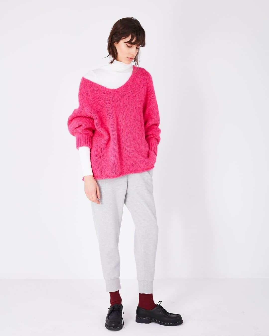 アメリカンビンテージのインスタグラム：「Pink, by small touches on basics or in total monochrome look. ___ #AmericanVintage #FW20 #pink #rose」