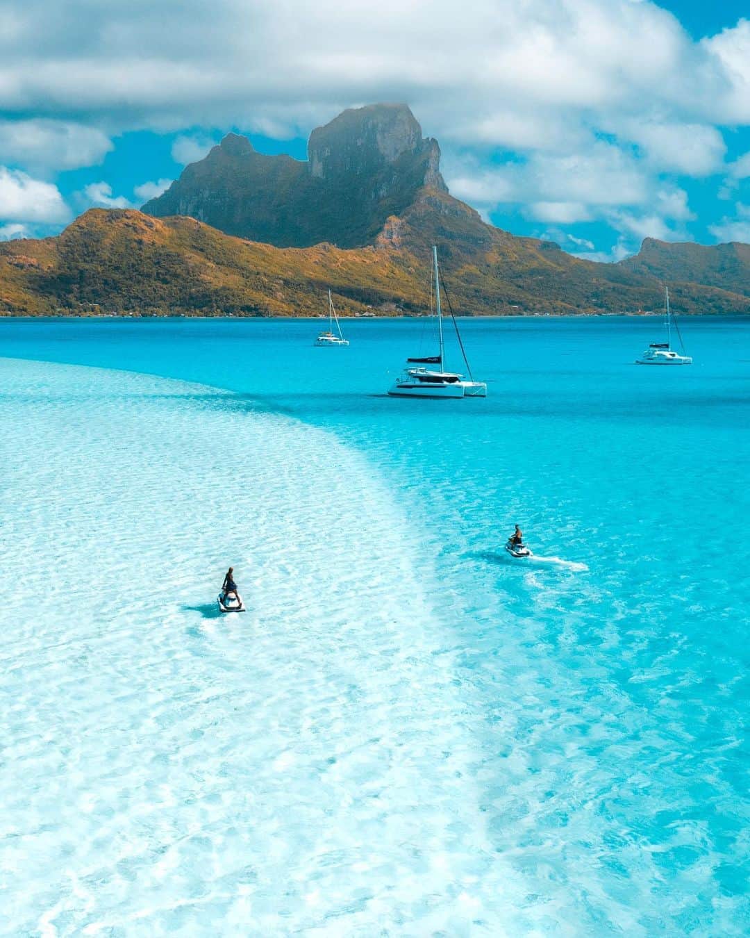 Earth Picsさんのインスタグラム写真 - (Earth PicsInstagram)「Bora Bora is open for tourist and it’s one of the safest destinations to visit. @airtahitinui will make sure you get here safely. #safetotravel #travelsafe  . Tahiti, Bora Bora is one of the safest places to visit right now. Their requirements are put in place to keep all of safe during these times. When traveling to Bora Bora you just need to follow these four things:   Prior to boarding: 1)Proof of a negative RT-PCR test carried out within three days prior to departure.  2)Present the receipt of the health registration on the Etis.pf platform.  3) During the stay: Self-test 4 days after arrival in The Islands of Tahiti.」9月17日 17時10分 - earthpix