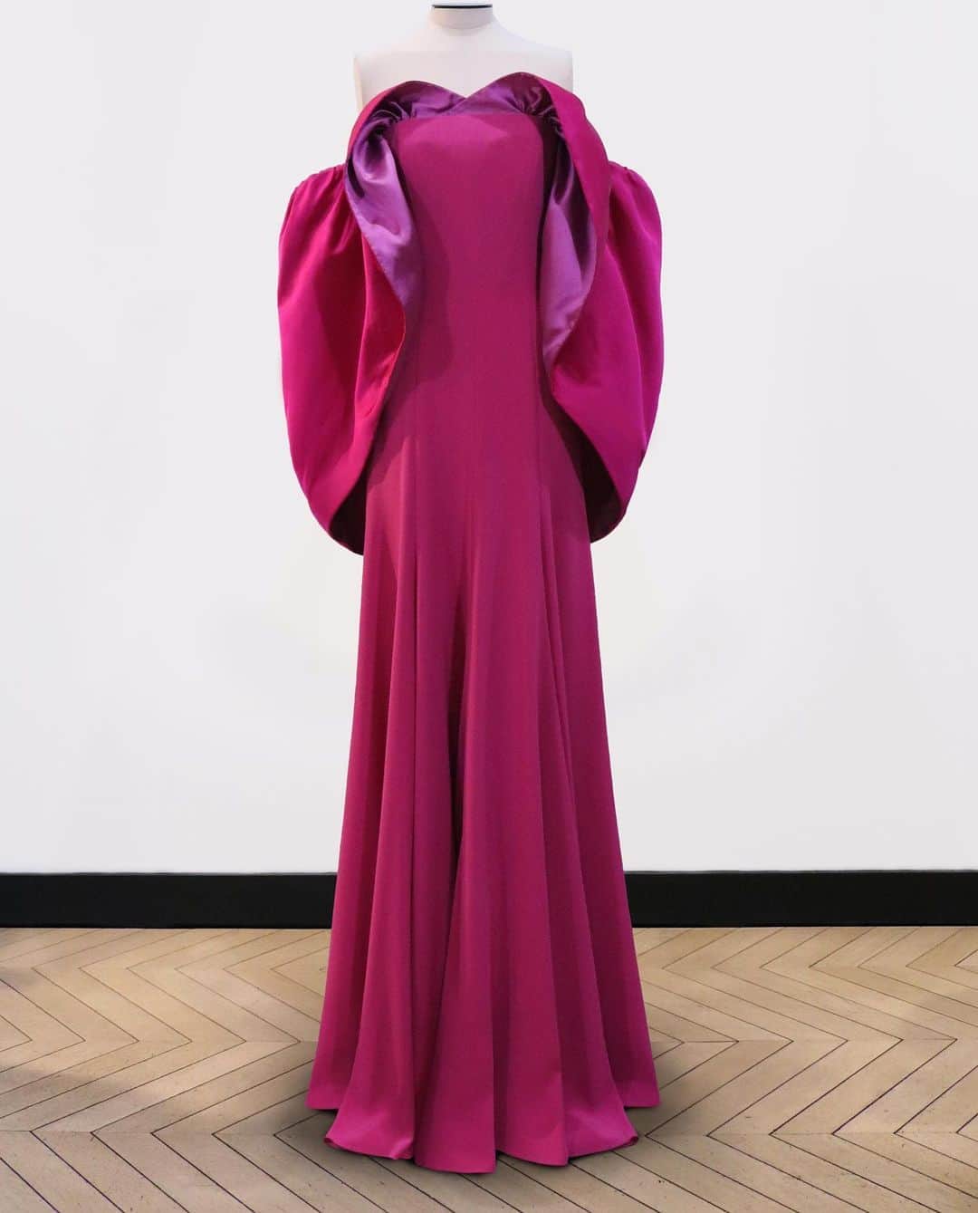 アレクシマビーユのインスタグラム：「New arrival in shop @alexismabille @harrods @thesuttonconcept #fallwinter2021 #newcollection #inshop #readytowear #contactus #alexismabille #harrods #thesuttonconcept #purple #pink #shadesofpurple #wintertrend #eveninggowns #eveninggown #evening #eveningdress #welcomeback #pariscestchic」