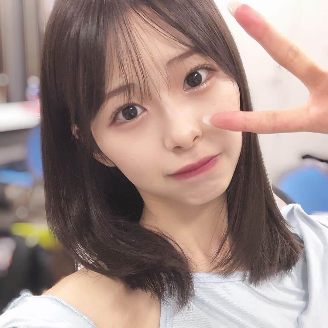 川崎ひかるさんのインスタグラム写真 - (川崎ひかるInstagram)「最近のメイク👀🍇💕 . . . ラネージュ  ネオクッションファンデ マット C21 マスクにつかないと話題のクッション❤︎ほんとに全然つかないし汗かいてもあまりよれないので最高です❤︎Cのピンクっぽい色が入ってる色にしました❤︎Nだと黄色味あります❤︎ . ヴィセ リシェ アイブロウパウダー BR3 最近はピンクメイクなので眉毛ピンクじゃないと落ち着かないです❤︎1番上の濃いブラウンと1番下の薄いピンクを混ぜて眉毛描いてます❤︎真ん中はあまり使ってませんが結構ピンクになります❤︎ . ヴィーナスマーブル スフィンクス マットな二色を混ぜてアイホールにのせて目尻はこいめにのせてます❤︎紫ラメはアイホール中央でシルバーっぽいラメは涙袋全体にのせてます❤︎ . ロムアンド  ベターザンアイズ 02 ドライローズ 濃いブラウンとピンクを少し混ぜて細い筆で下目尻と下の目頭に入れてます❤︎ . メイベリン ハイパーシャープライナー BR4 プラムブラウン 名前のまんまの色ですごくお気に入りです❤︎ 濃くしたいときはしたした目尻にシャドウの上から重ねてぼかしたりもしてます❤︎ . ケイト ダブルラインエキスパート LB1 極薄ブラウン ガッツリ描いて綿棒でぼかしてます❤︎ . キャンメイク クイックラッシュカーラー クリア この下地をするとカールが落ちにくくて絶対にマストです❤︎ . シリー エバーラスティングマスカラ ブラック . クリオ プリズムエアーハイライター ピンクフェアリー 目頭の部分に少しだけのせてます❤︎ 偏光パールがかわいいです❤︎ . クリオ プリズムエアーハイライター ゴールドシアー 目の延長線上の鼻の所、鼻先、上唇の上、顎に❤︎ . イヴサンローラン ルージュピュールクチュールヴェルニ ウォーターステイン 617 そんなに濃くしないときはこれ一本の時もあります . ロムアンド  ジューシーラスティングティント 06 FIGFIG 少し濃くしたいときはイヴサンローランの上に中央付近に重ねてます❤︎ . クラランス コンフォートリップオイルインテンス 05 インテンスピンク 濃くしたいときはイヴサンローランの上にロムアンドを重ねてさらに唇の中央にクラランスをちょっと塗ります❤︎ . . . . . #メイク #ブルベ #ブルベ夏 #ブルベメイク #ピンクメイク #韓国コスメ #中国コスメ #クッションファンデ #ラネージュ#ラネージュゼロクッション #ヴィセ #ヴィーナスマーブル #ロムアンド #ベターザンアイズ #メイベリン #ケイト #キャンメイク #シリー #クリオ #プリズムエアーハイライター #イヴサンローラン #デパコス #イヴサンローランリップ #クラランス #コンフォートリップオイルインテンス #アイドルメイク」9月17日 17時06分 - hikaru._.1206