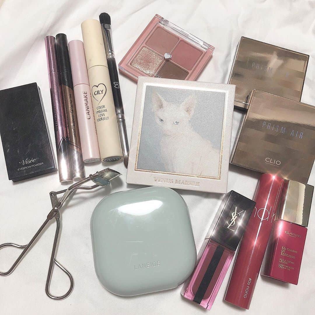 川崎ひかるのインスタグラム：「最近のメイク👀🍇💕 . . . ラネージュ  ネオクッションファンデ マット C21 マスクにつかないと話題のクッション❤︎ほんとに全然つかないし汗かいてもあまりよれないので最高です❤︎Cのピンクっぽい色が入ってる色にしました❤︎Nだと黄色味あります❤︎ . ヴィセ リシェ アイブロウパウダー BR3 最近はピンクメイクなので眉毛ピンクじゃないと落ち着かないです❤︎1番上の濃いブラウンと1番下の薄いピンクを混ぜて眉毛描いてます❤︎真ん中はあまり使ってませんが結構ピンクになります❤︎ . ヴィーナスマーブル スフィンクス マットな二色を混ぜてアイホールにのせて目尻はこいめにのせてます❤︎紫ラメはアイホール中央でシルバーっぽいラメは涙袋全体にのせてます❤︎ . ロムアンド  ベターザンアイズ 02 ドライローズ 濃いブラウンとピンクを少し混ぜて細い筆で下目尻と下の目頭に入れてます❤︎ . メイベリン ハイパーシャープライナー BR4 プラムブラウン 名前のまんまの色ですごくお気に入りです❤︎ 濃くしたいときはしたした目尻にシャドウの上から重ねてぼかしたりもしてます❤︎ . ケイト ダブルラインエキスパート LB1 極薄ブラウン ガッツリ描いて綿棒でぼかしてます❤︎ . キャンメイク クイックラッシュカーラー クリア この下地をするとカールが落ちにくくて絶対にマストです❤︎ . シリー エバーラスティングマスカラ ブラック . クリオ プリズムエアーハイライター ピンクフェアリー 目頭の部分に少しだけのせてます❤︎ 偏光パールがかわいいです❤︎ . クリオ プリズムエアーハイライター ゴールドシアー 目の延長線上の鼻の所、鼻先、上唇の上、顎に❤︎ . イヴサンローラン ルージュピュールクチュールヴェルニ ウォーターステイン 617 そんなに濃くしないときはこれ一本の時もあります . ロムアンド  ジューシーラスティングティント 06 FIGFIG 少し濃くしたいときはイヴサンローランの上に中央付近に重ねてます❤︎ . クラランス コンフォートリップオイルインテンス 05 インテンスピンク 濃くしたいときはイヴサンローランの上にロムアンドを重ねてさらに唇の中央にクラランスをちょっと塗ります❤︎ . . . . . #メイク #ブルベ #ブルベ夏 #ブルベメイク #ピンクメイク #韓国コスメ #中国コスメ #クッションファンデ #ラネージュ#ラネージュゼロクッション #ヴィセ #ヴィーナスマーブル #ロムアンド #ベターザンアイズ #メイベリン #ケイト #キャンメイク #シリー #クリオ #プリズムエアーハイライター #イヴサンローラン #デパコス #イヴサンローランリップ #クラランス #コンフォートリップオイルインテンス #アイドルメイク」
