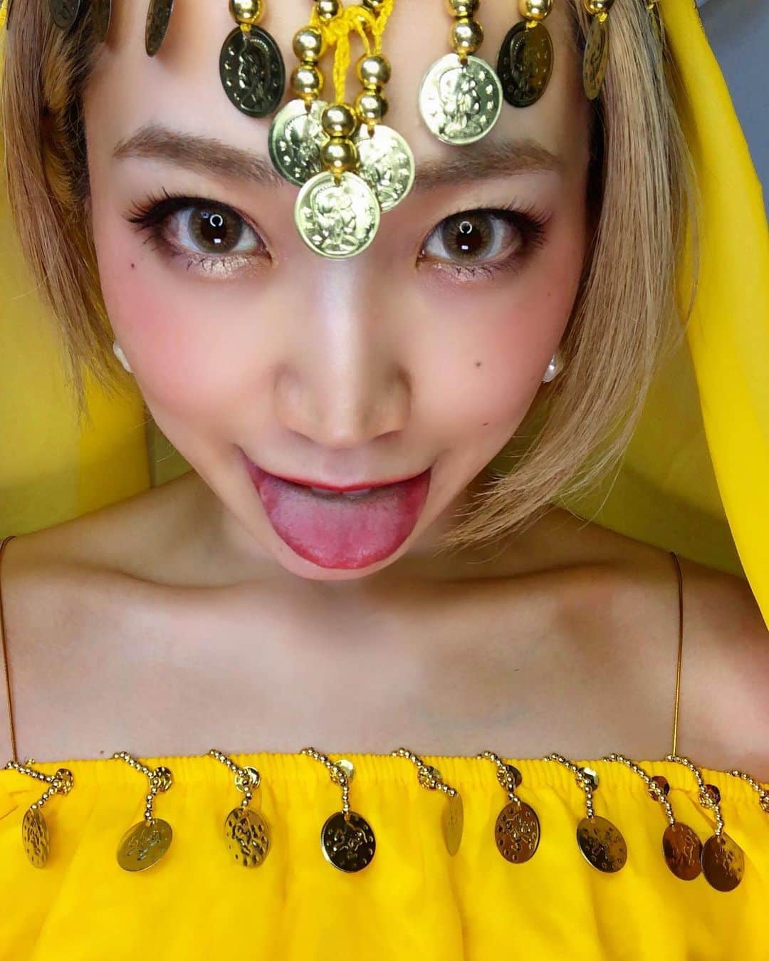 のインスタグラム：「みなさんお久しぶりですこんにちは🌞 最近首が痛すぎて鍼をやってもらったところ、首の後ろがすんごい柔らかくなって感動してます麻央です。  9月前半は配信をほとんどお休みしていたのですが、後半は通常のほぼ毎日配信に戻りますといったお知らせです💁🏼‍♀️ 今夜は21:30頃から9月後半の運勢3択占いをやりますよ🤗 《17アプリインストール→夏目麻央をフォロー→配信の通知オン》 で、よろしくお願いします💛  こちらからは以上です🧝‍♀️💛  #mememe #yellow #きいろすき #変なマウントきらい #配信来てくれたらうれしい」