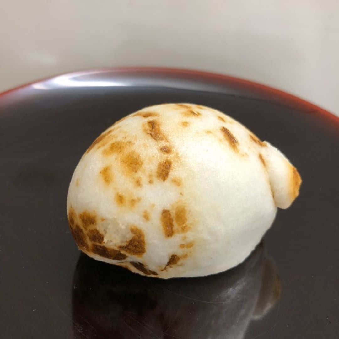 神戸製菓専門学校（公式）さんのインスタグラム写真 - (神戸製菓専門学校（公式）Instagram)「🍡和菓子ゼミ🍡 今年は、10月1日が仲秋の名月(十五夜)です🌕別名「芋名月」と言われています。 今回は、月見にちなんで上用まんじゅうで里芋の形をモチーフにした和菓子を作りました😊  月見は、稲の豊作に感謝すると共に、1年間で1番月が綺麗に見える日です👀✨  ぜひ皆さんもお月見🌕してみてくださいね。  #製菓研究ゼミ は学びたいテーマを自分で決め、研究し、その成果を発表する“オーダーメイド”カリキュラム。  普段の授業とは違い、学生たちが主体的にその日の計画を立てて取り組んでいくのは、神戸製菓の #製菓本科 ならではの学びです😌  #神戸製菓　#神戸製菓専門学校　#ゼミ　#製菓　#専門学校　#製菓専門学校　#神戸　#三宮　#三ノ宮　#パティシエ　#パン職人　#和菓子 #まんじゅう　#お月見 #ケーキ #お菓子作り　#お菓子作り好きな人と繋がりたい #pattistagram2020」9月17日 17時08分 - kobeseika_info
