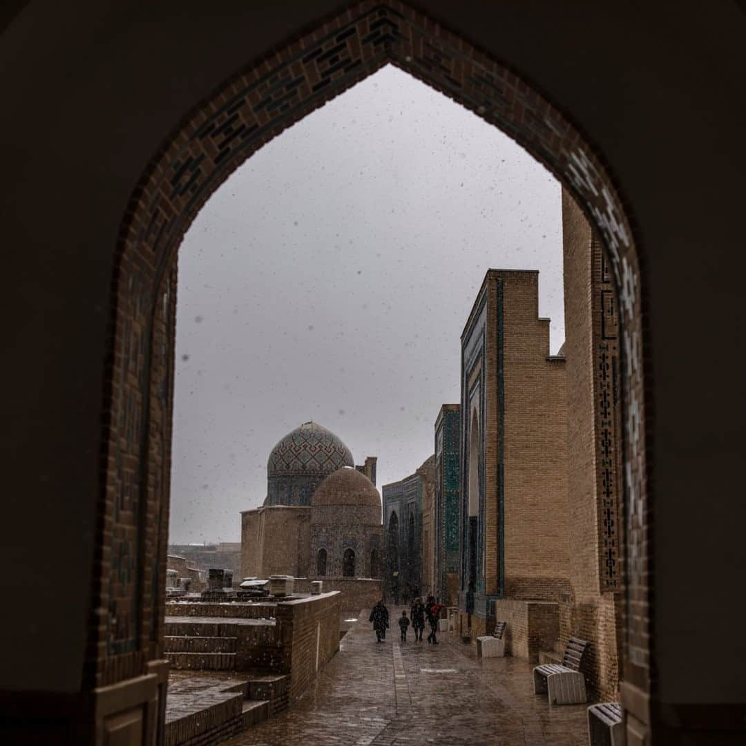 National Geographic Travelさんのインスタグラム写真 - (National Geographic TravelInstagram)「Photo by Muhammed Muheisen @mmuheisen / Visitors walk through the Shah-i-Zinda complex, a necropolis in the ancient city of Samarkand, Uzbekistan. For more photos and videos from different parts of the world, follow me @mmuheisen and @mmuheisenpublic. #muhammedmuheisen #Uzbekistan #Samarkand #necropolis」9月17日 17時08分 - natgeotravel