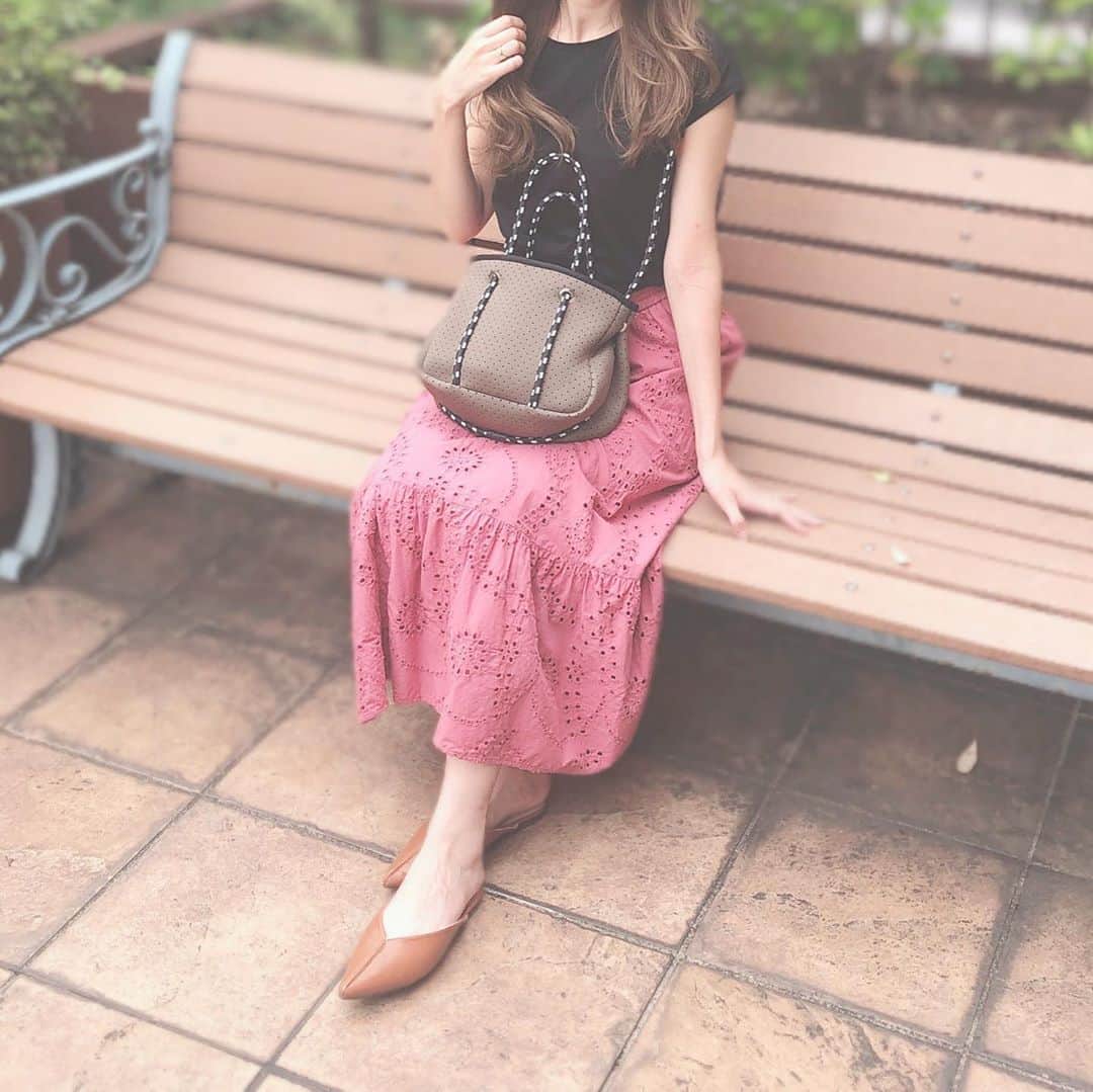 菊池かなこのインスタグラム：「. ウェットスーツ素材のバック軽くて便利😍 . しわにならないから畳めるし 持ち運びも便利✨ . ブラウン×ベビーピンク🤍 alohaのチャームも可愛い🤍 . . @alohayurin . . ୨୧┈┈┈┈┈┈┈┈┈┈┈┈┈┈┈┈┈୨୧ #アロハスケール #ネオプレントート #ダイバー素材 #ハワイアンバッグ #ビーチバッグ #バッグチャーム #軽量バッグ #beachgirl #pr #トリドリベース #fashion#ファッション#code#今日のコーデ #プチプラコーデ #プチプラファッション #ピンクコーデ#骨格ウェーブ#今日のコーデ#2020aw」