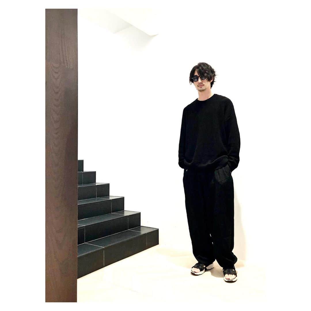 ロビンのインスタグラム：「久しぶりに買い物したい アクセサリーほとんどなくしたからなぁ おすすめのイヤカフはどこですか？  Sunglasses: @moscotnyc  Tops: no brand  Pants: @miharayasuhiro_official  Shoes: @reebokclassicjp   #fashion #allblackoutfit」