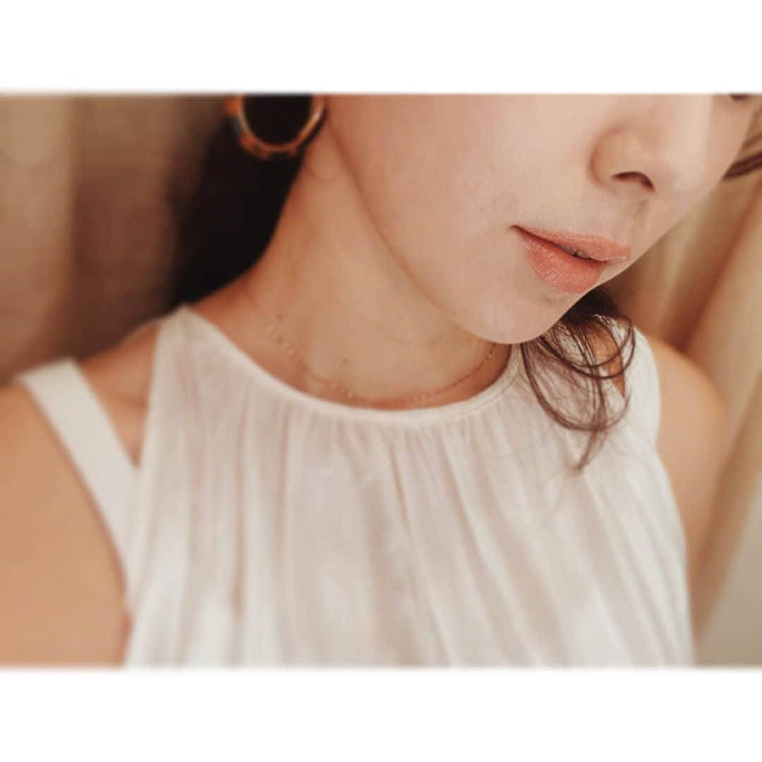 殿柿佳奈さんのインスタグラム写真 - (殿柿佳奈Instagram)「今宵は新月🌑✨ 私は  〝美容にいいことをする〟  NewリップをつけてHAPPY🙌  @esteelauderjapan  の  『幸せリップ』『婚活リップ』と呼ばれてきた伝説のリップスティック❤️✨  ピンクベージュの色味 潤い艶がとても好み。  愛らしい花々を咲かせた限定パッケージで気分も上がるっ。💄💄  使用色→ #564 #クリスタルベビー  #instagood#cosmetics #殿コスメ#オススメ#透明感#UP#肌が綺麗にみえる色#艶々#潤いある#唇#lips #エスティローダー #幸せリップ#esteelauder」9月17日 17時13分 - kanatonogaki