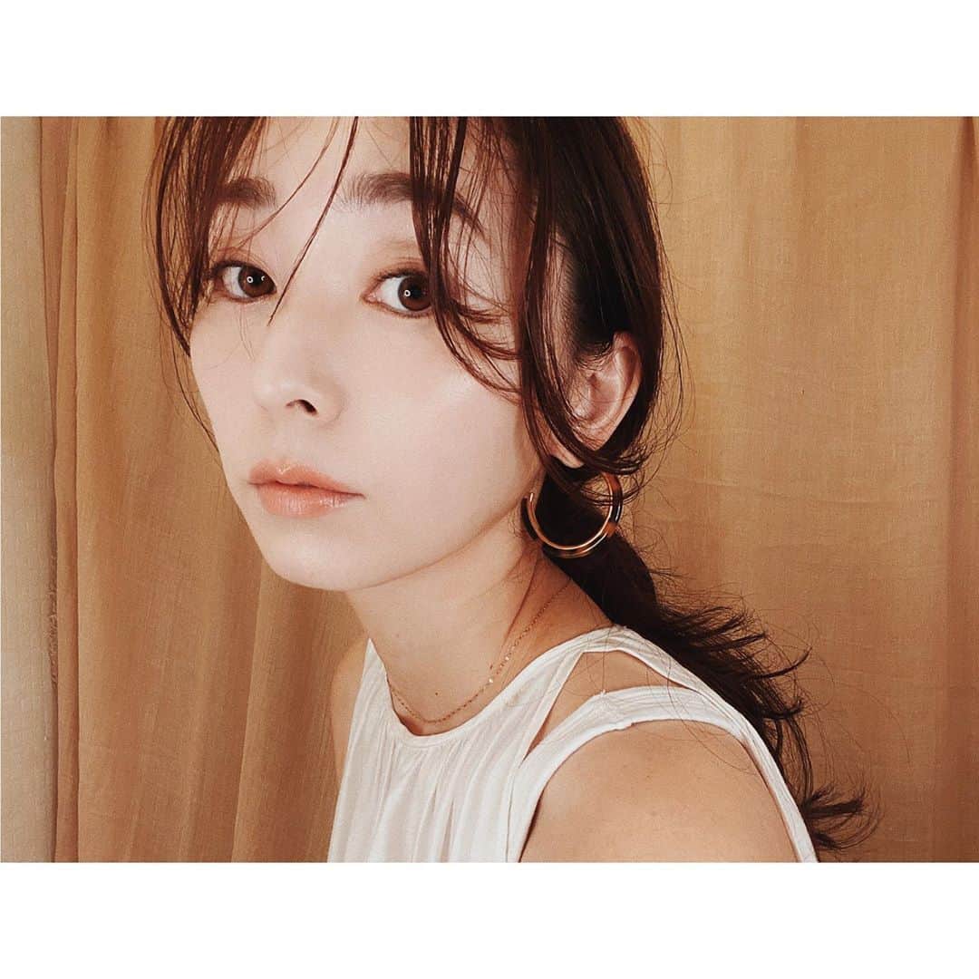 のインスタグラム：「今宵は新月🌑✨ 私は  〝美容にいいことをする〟  NewリップをつけてHAPPY🙌  @esteelauderjapan  の  『幸せリップ』『婚活リップ』と呼ばれてきた伝説のリップスティック❤️✨  ピンクベージュの色味 潤い艶がとても好み。  愛らしい花々を咲かせた限定パッケージで気分も上がるっ。💄💄  使用色→ #564 #クリスタルベビー  #instagood#cosmetics #殿コスメ#オススメ#透明感#UP#肌が綺麗にみえる色#艶々#潤いある#唇#lips #エスティローダー #幸せリップ#esteelauder」