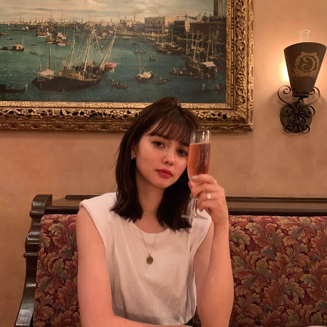 愛花さんのインスタグラム写真 - (愛花Instagram)「お友達の誕生日祝い😚🥂  高校からの付き合いでずっと見守ってくれてお泊まりするとお洒落な料理も振る舞ってくれるの！ 喜んでる姿が愛おしい〜〜」9月17日 17時13分 - hi_erica_official