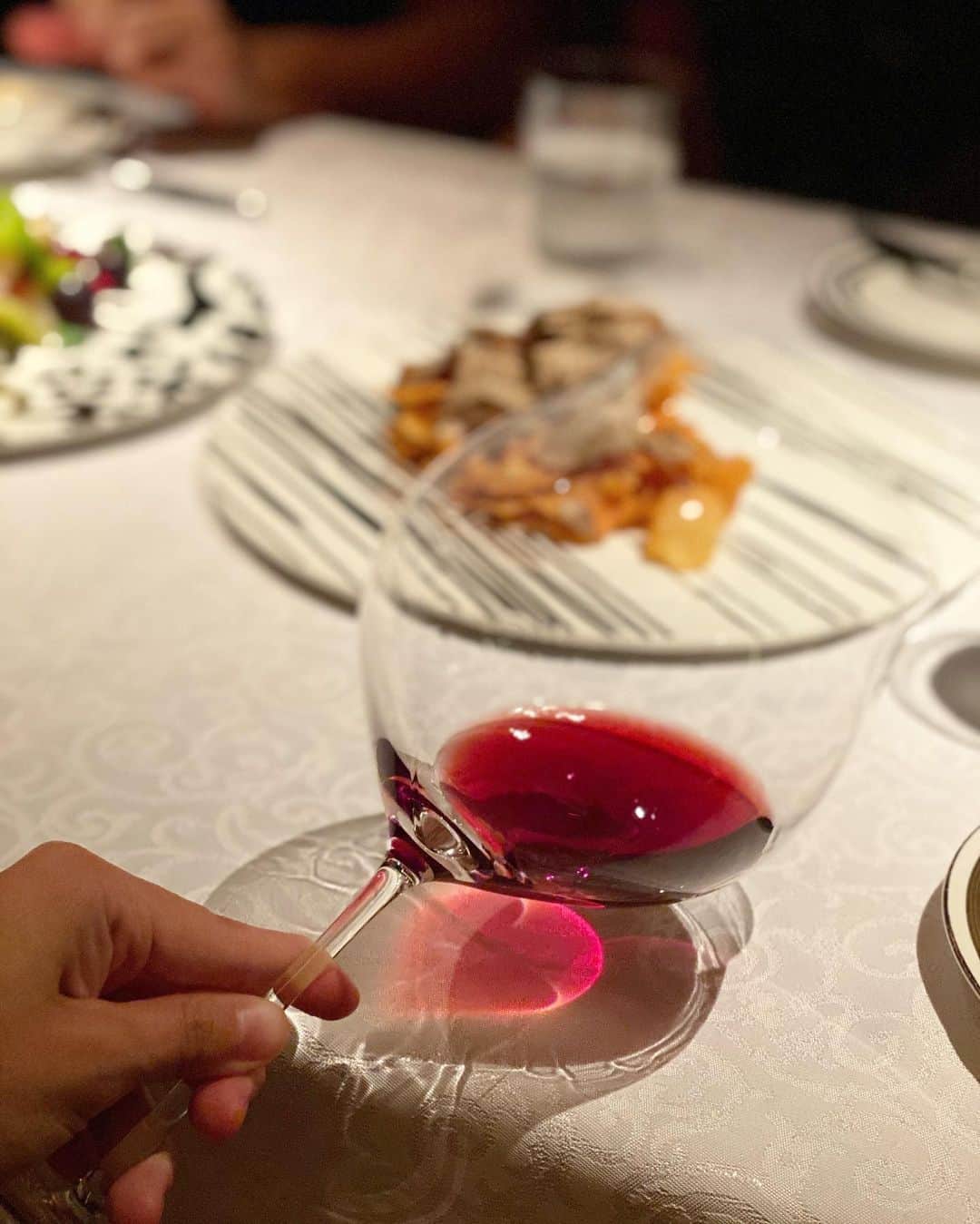黒澤まさ美さんのインスタグラム写真 - (黒澤まさ美Instagram)「. 美味しい#ワイン は本当に綺麗な色をしています。。🍷 . #ワイン好き . #wine #redwine #winebar  #winelover  #winestagram  #ワインバー #ワインのある暮らし  #締めシャン #締めパーニュ」9月17日 17時14分 - masami_kurosawa