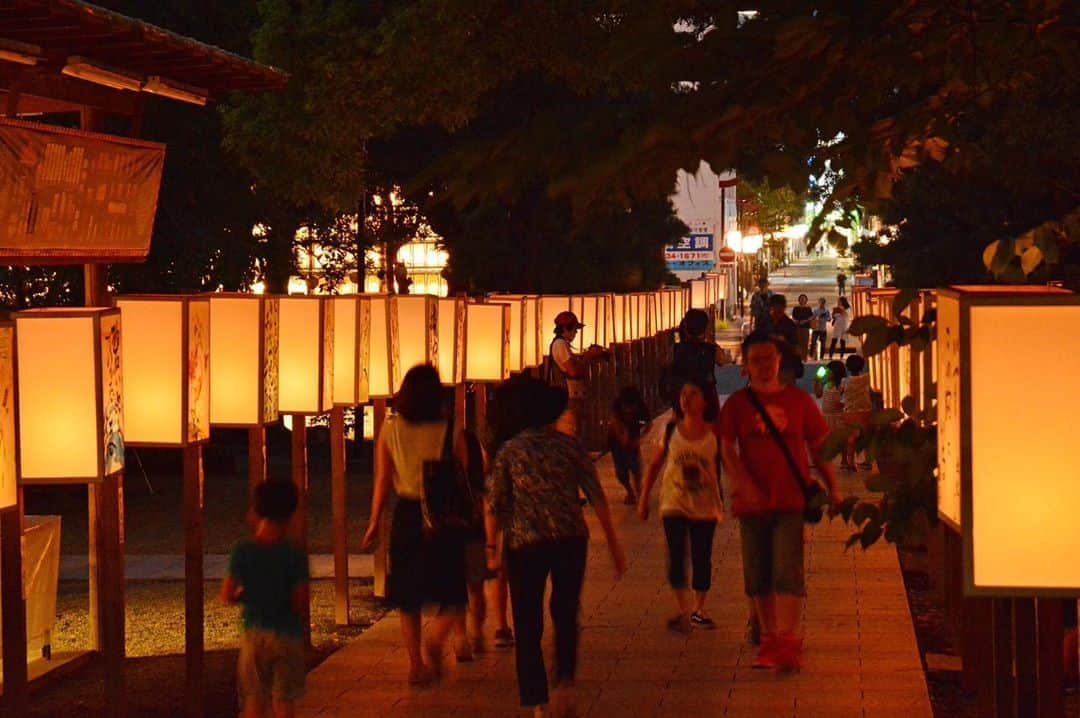 平塚市さんのインスタグラム写真 - (平塚市Instagram)「* 朝晩はだいぶ涼しくなり、 なんだか秋の気配を感じますね。 今週末から、初秋の風物詩 「ぼんぼり市」が開催されます。 * 開催日：9/19(土)～22(火)※小雨決行 時　間：17:00～21:00 点灯式：9/19(土) 18:00 場　所：大門通り(明石町) *** #手をつなぎたくなる街 #hiratsukagood #hiratsuka#平塚 #kanagawaphotoclub #平塚八幡宮 #ぼんぼり市 #ぼんぼり#行燈 #ノスタルジック #秋#初秋 #秋の風物詩 #秋の訪れ #週末の過ごし方 #日々#暮らし #instagramjapan#igersjp」9月17日 17時19分 - hiratsukagood