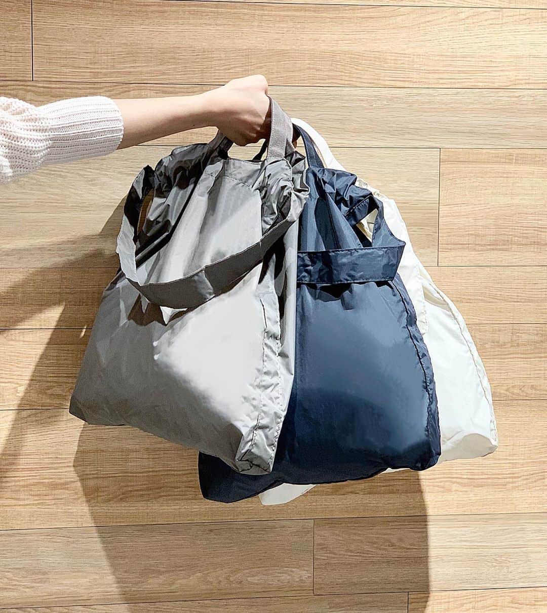 Locariのインスタグラム：「シルバーウィークはユニクロで秋物をGET✨　 1万円以上お買い上げでユニクロ ユーのエコバッグがもらえちゃいます💕　  容量もたっぷりで、毎日のお買い物にもめちゃくちゃ使えます🛍  明日からはユニクロ ユーも発売です！ 詳しくはユニクロでチェック✔︎  #uniqlo #uniqlou #ユニクロ #ユニクロユー #エコバッグ #ノベルティ」