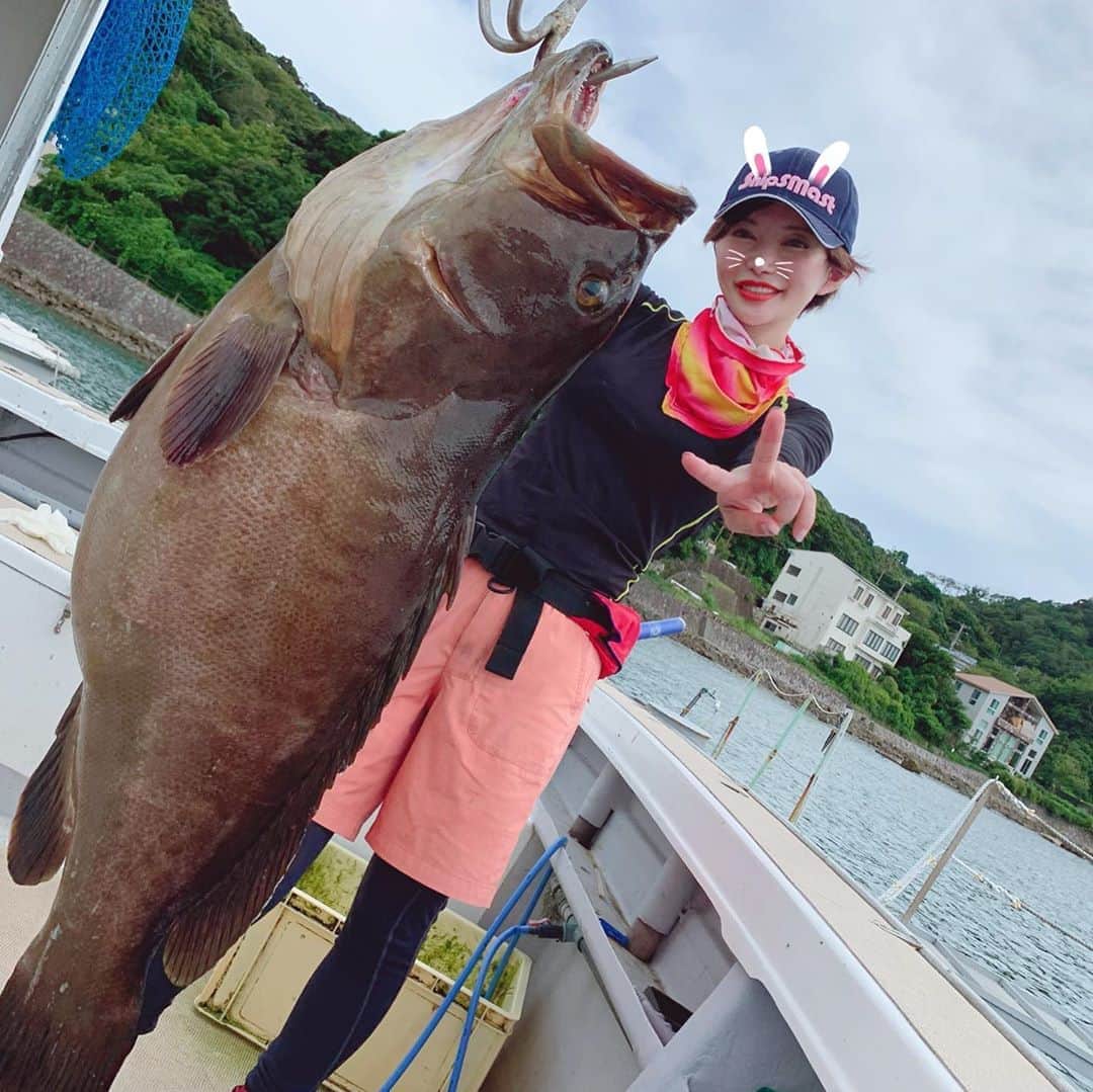 里美ゆりあのインスタグラム：「念願の初モロコ(クエ)！！！！  釣れましたーーー！！😂😂😂💋💋  そしてカンパチ🤗👏  パチパチパチ👏👏👏👏  今回はカジキ釣りのプロの方と柿崎の兵助屋さんにお邪魔してきました(^^)  電動の大人の玩具が好きなだけに 釣りもそこは同じく電動リール様々で 釣り上げさせて頂きました。  FIGHTしないのは釣りじゃないというクレームは受け付けておりません笑  ってことで今回も剛樹の硬い太い竿で気持ちよく感じさせてもらいました❤  来年のクロマグロリベンジはFIGHT系なんで腕の筋トレをしていかないと🤔  #剛樹 #竿 #釣り #釣り好きな人と繋がりたい  #下田 #兵助丸 #兵助屋 #モロコ #クエ #カンパチ #趣味」