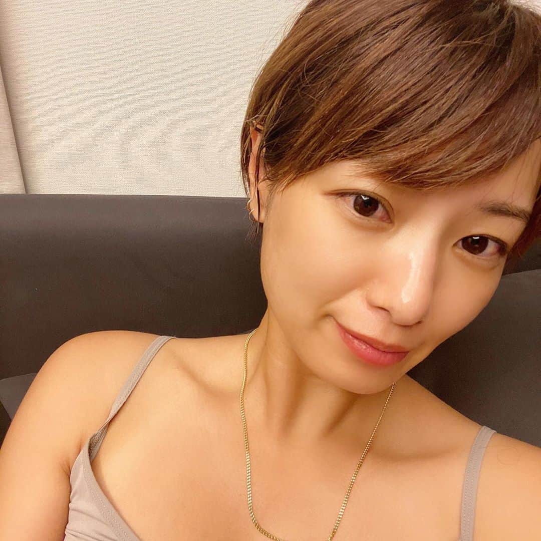 彩海のインスタグラム：「.﻿﻿﻿ .﻿﻿﻿ 学生の頃から使っていた﻿肌ラボがもう一度肌のことを見つめ直して﻿﻿ ”極潤プレミアム﻿ ヒアルロン液”がリニューアルしたから使用感レポに参加させてもらいました！﻿﻿ .﻿﻿﻿ 私はサラッとより、このトロトロ感がすき！﻿﻿﻿ .﻿﻿﻿ 今回新たに﻿﻿﻿ [発酵ヒアルロン酸]という加水分解ヒアルロン酸発酵液(うるおい成分)と﻿﻿﻿ [浸透型ヒアルロン酸]という加水分解ヒアルロン酸Na(うるおい成分)を加えて﻿﻿﻿ とにかくヒアルロン酸にこだわって開発されたらしいです。﻿﻿﻿ .﻿﻿﻿ .﻿﻿﻿ もちもち肌つづく というアイテム！﻿﻿ これって、うるおい効果があることを指しているんだけど、﻿﻿ うるおいって言葉に弱いから、すぐに気に入りましたw﻿﻿﻿ .﻿﻿﻿ .﻿﻿﻿ インテージSRI 化粧水カテゴリーの2007年4月～2020年3月販売個数で #肌支持率NO1化粧水 です！﻿﻿ エアコンで乾燥しまくる肌が喜んでおりました〜♡﻿﻿﻿ .﻿﻿﻿ .﻿﻿﻿ 1枚目どすっぴんなので﻿﻿﻿ リップアートメイクの色味など参考にしてね♡﻿﻿﻿ .﻿﻿﻿ .﻿﻿﻿ .﻿﻿﻿ #極潤プレミアム #もちもち肌つづく #肌ラボ #肌支持率NO1化粧水 #おこもり美容 #美容 #プチプラ #おうち時間 #コスメ #スキンケア #コスメ好きさんと繋がりたい #美容好きな人と繋がりたい #保湿 #プチプラコスメ #美容好き #ツヤ肌 #ヒアルロン酸 #美容マニア #保湿ケア #スキンケアマニア@rohto_official #ロート製薬_PR」