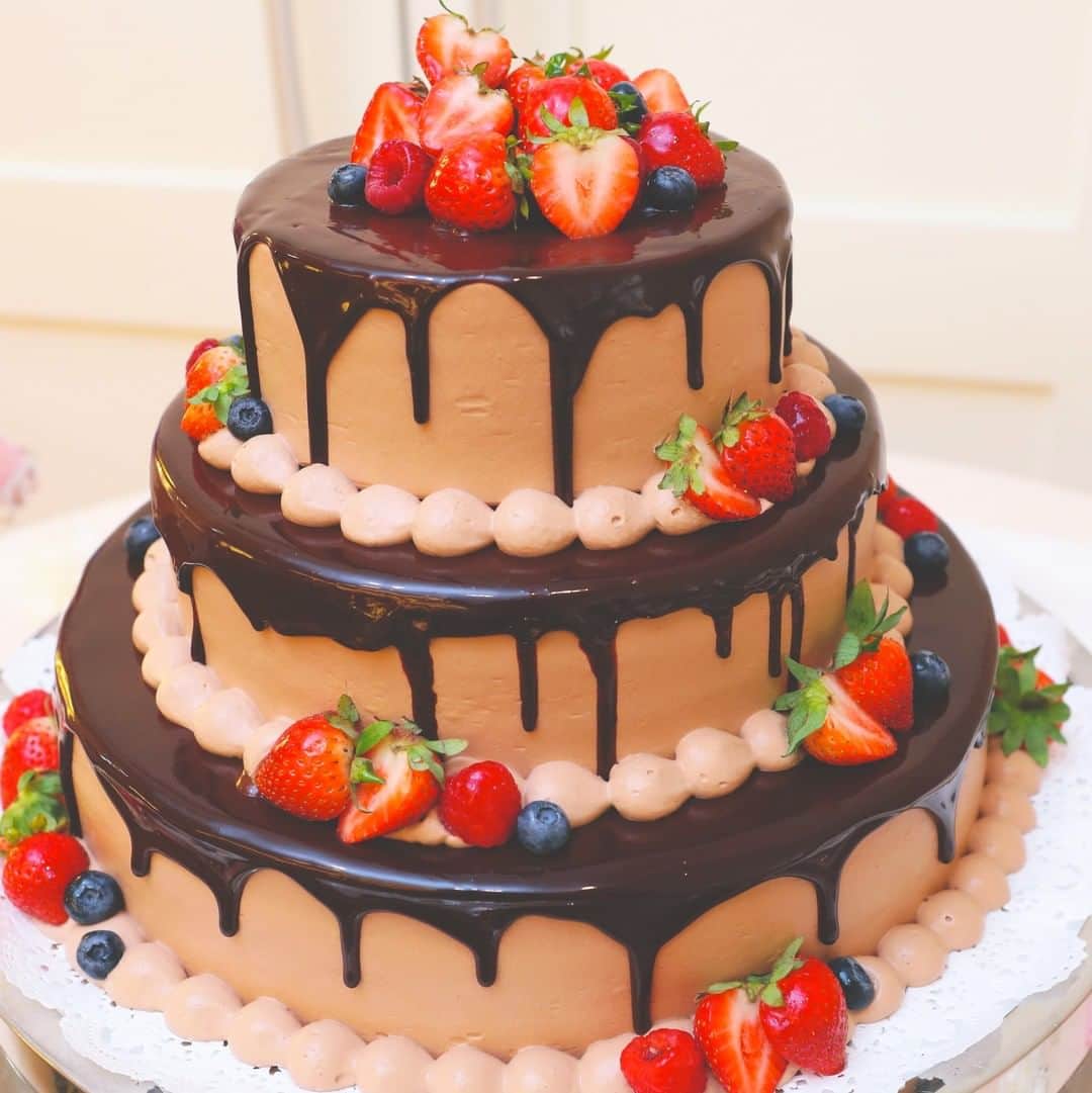 マリエカリヨン名古屋さんのインスタグラム写真 - (マリエカリヨン名古屋Instagram)「@marieecarillon . お二人の特別な結婚式に 彩りを添えるウエディングケーキ♡ 好きなものを詰め込んだ 味も見た目も最高のケーキはいかがですか？ . ▼ブライダルフェアは インスタのTOPからご予約が出来ます⚐ ＞＞＞ @marieecarillon . マリエカリヨン名古屋では、 お客様の安心安全を考慮して、 業界のガイドラインに沿って、 感染症対策を行ったうえで、 営業を行っております。 オンラインでのご相談も受け付けておりますので、 お気軽にお問合せ下さい。 . ------------------ . @marieecarillonをフォローして #マリエカリヨン #マリエカリヨン名古屋 のハッシュタグをつけて お写真を投稿してみてくださいね✳︎ . こちらの公式IG（@marieecarillon） で取り上げさせていただきます♡ . #マリエカリヨン #マリエカリヨン名古屋 #ウェディングドレス #カラードレス #挙式　#挙式レポ #結婚式レポ #チャペル #大聖堂 #プレ花嫁　#卒花嫁  #披露宴 #結婚式準備 #日本中の花嫁さんと繋がりたい #結婚式 #結婚式場 #東海プレ花嫁 #名古屋花嫁 #プレ花嫁準備 #クラシカルウェディング #ウェディングケーキ #オリジナルケーキ #チョコケーキ #3段ケーキ」9月17日 17時21分 - marieecarillon