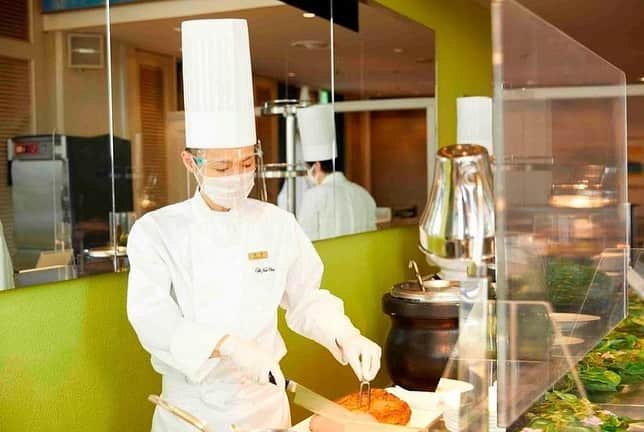 ホテルニューオータニ博多さんのインスタグラム写真 - (ホテルニューオータニ博多Instagram)「. 【ホテルビュッフェ】.  シルバーウィークは、ホテルの安心安全のおもてなしを感じる〝ココ・ビュッフェ”を🍴. . . 新しいスタイルでホテルビュッフェがスタートしています。 個々に盛った料理に、シェフがその場で焼き上げるビーフステーキ。そしてスタッフがテーブルまでお持ちするパスタにパン🥐🍝🍰🥩. . これまで以上に「安心安全」に配慮したホテルビュッフェを提供しています🥰. .  シルバーウィークは ココビュッフェでお楽しみください❣️.  ■開催日 9月20日（日）21日（月）22日（火） ※通常 ランチビュッフェは日曜日のみ開催 時　間：11：30～15：00 料　金：￥3,500　※消費税別  ご予約は ホテル公式HPより。 上記プロフィールから⤴️. . #ホテルニューオータニ博多 #ホテルビュッフェ #ランチビュッフェ #ランチ#福岡ランチ #グルメ#福岡グルメ #シルバーウィークランチ #ココビュッフェ」9月17日 17時36分 - newotani_hakata_official