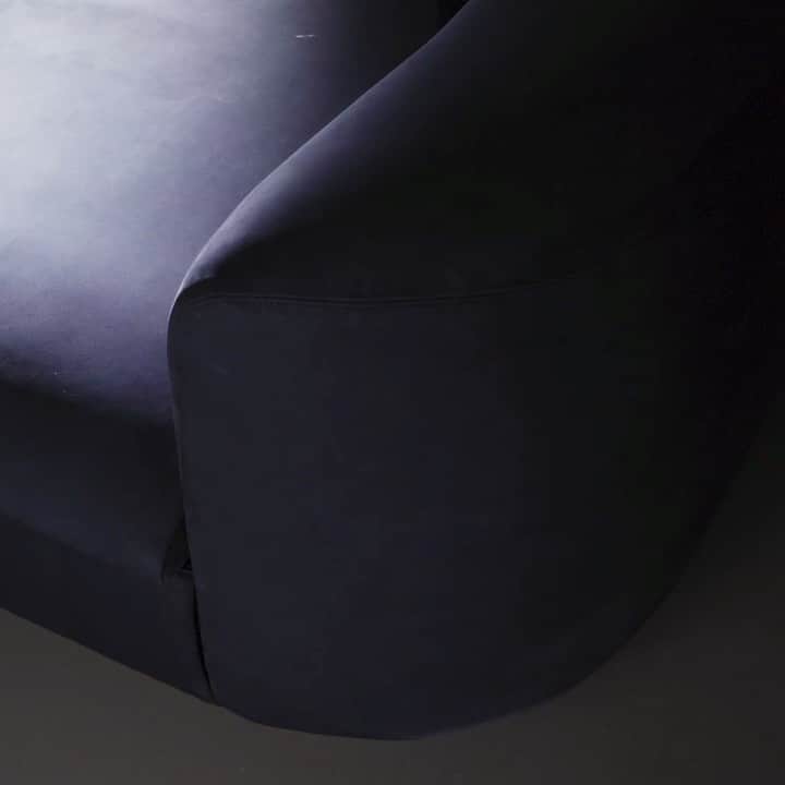 のインスタグラム：「Material Wavy Cozy  Piaf by Baxter P  #BaxterWorldwide2020 #baxtermadeinitaly #baxter #newcollection #leather #sofa #furniture #luxury #interiors #interior #interiordesign #piaf #design」