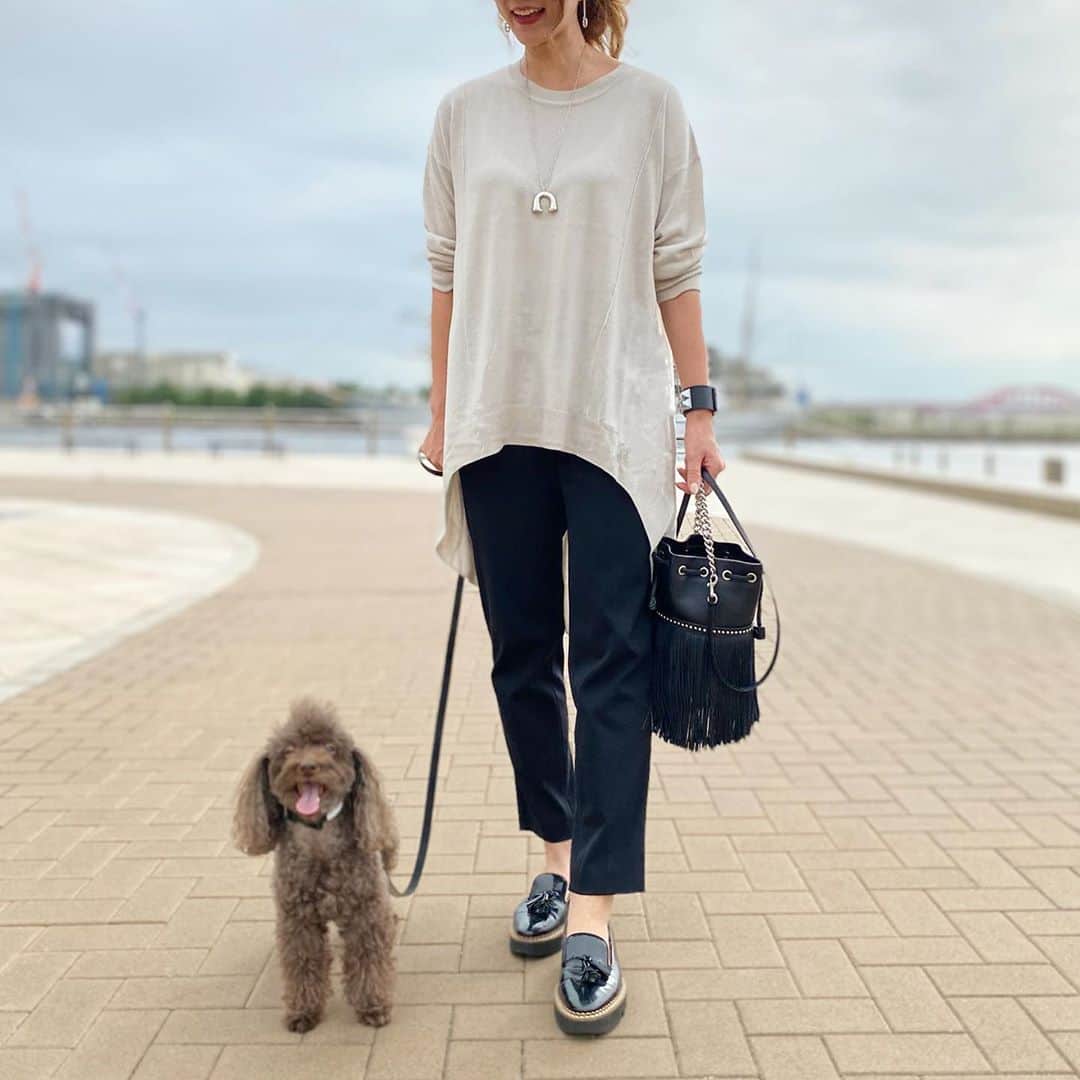 のインスタグラム：「フィッシュテールデザインがお気に入りの薄手ニット🧶  最近オープンした　@kuih_store  のもの♡  プチプラとは思えない素材感とデザイン性✨ 色違いでブラックもᴳᴱᵀ♡ しちゃお⑅︎◡̈︎*  #kuih#kuihst#クイ #fashiongram  #ママコーデ #プチプラコーデ#テーパードパンツ パンツ#秋コーデ#体型カバーコーデ#ニットコーデ#トイプードル」