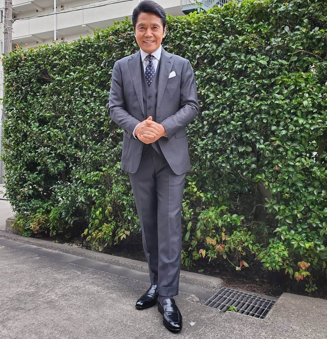 峰竜太のインスタグラム：「#未来へ つなぐにっぽんの歌魂# suit#estnation#shirt#doone#tie #liverano_liverano# shoes#santoni」