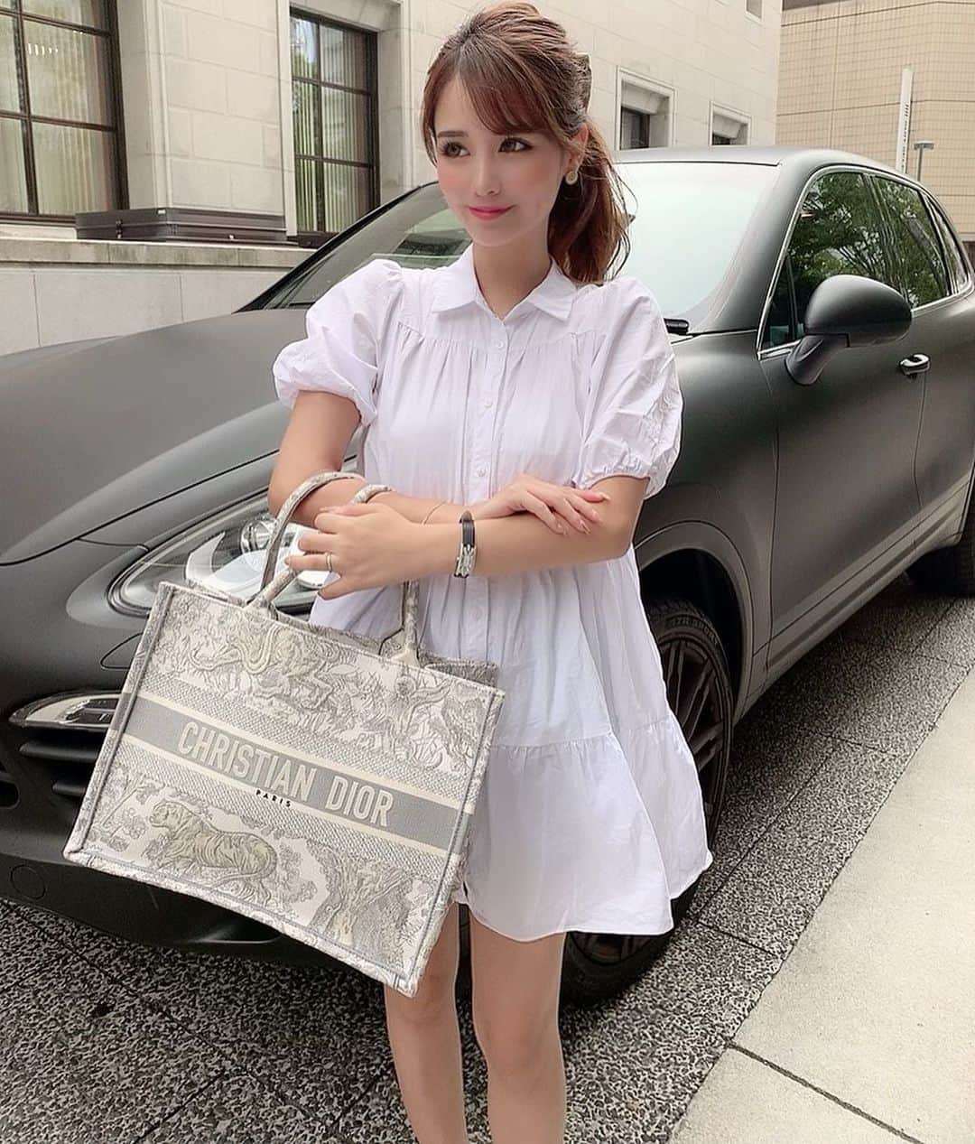姫奈のインスタグラム：「. . 去年の今頃は普通にトレーナーとか 着てたのにお昼はまだ全然暑い😶☀️ このzaraのワンピ、全色買いした🤣🤣 . 最近はずっとネットで 可愛いブーツないか探してる☺️☺️💞 . ピアスとブレスレットは @m___world だよ🤍 . . #mamacode #mamagirl #fashion #codenate #zara #zarawomen」