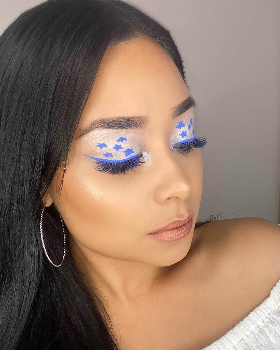 ULTA Beautyさんのインスタグラム写真 - (ULTA BeautyInstagram)「We asked 5 #Latinx influencers to create looks celebrating their unique backgrounds and origins. Here's what @dannaselene_ came up with 🇭🇳: "All flags are beautiful to me! My Honduran flag inspired my look by keeping it simple with the white and blue colors as well as the five stars that are centered. I created the eyeshadow with the stars and with the colors of the Honduran flag!"」9月18日 4時35分 - ultabeauty