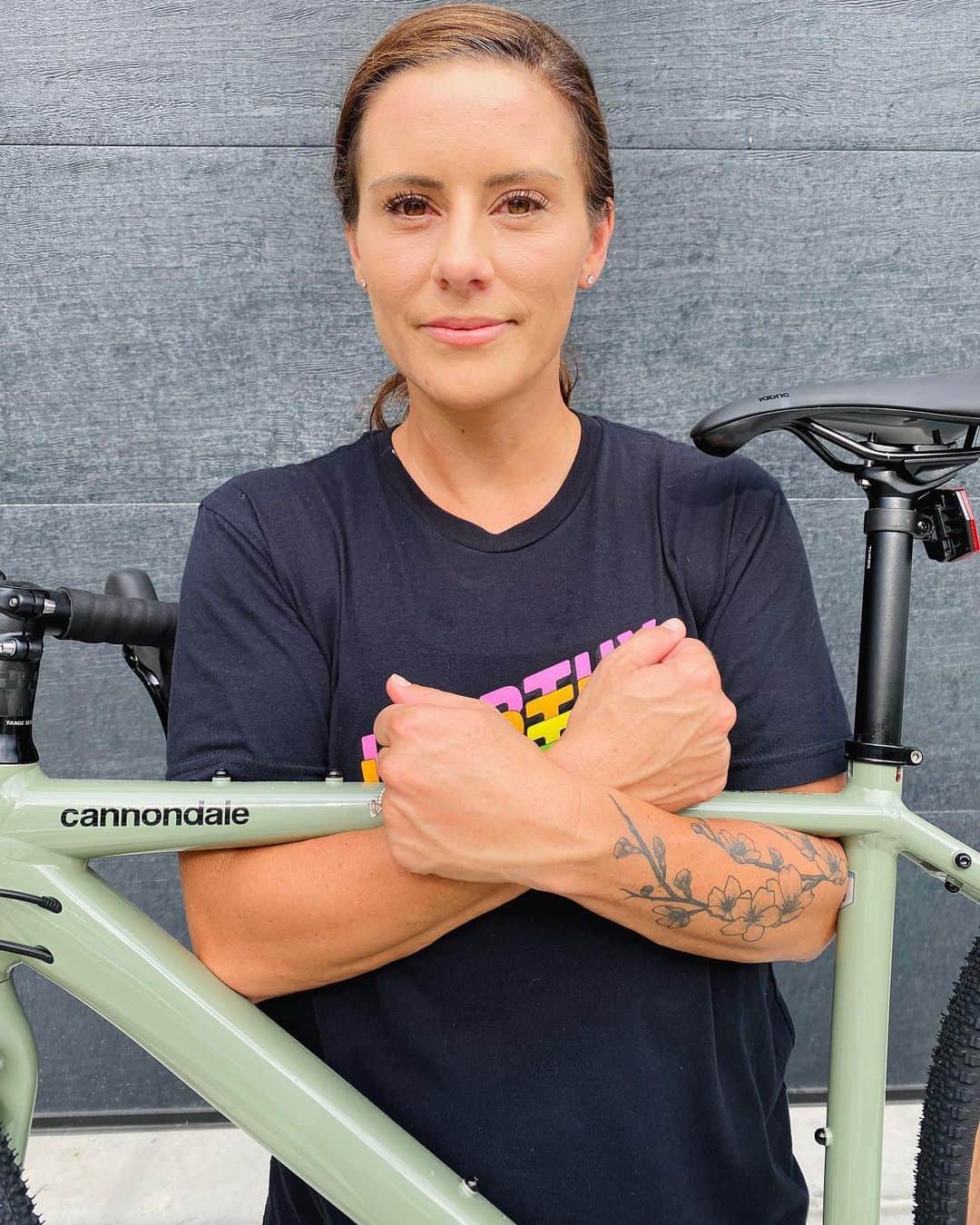 のインスタグラム：「Going on bike rides during quarantine has been such a good way for me to refresh and recharge all the while getting a low-impact form of recovery to perform my best on the training field!  Thank you, @ridecannondale for bringing my wife and I even closer during these tough times by cycling around our neighborhood together!  #CannondaleFamily」