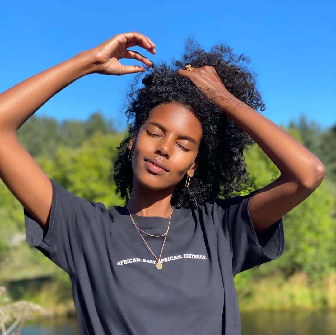 グレースマハリーのインスタグラム：「Thank you @hellomynameiseritrea91 for the goodies. Now we need one with a map and arrow to really let em know! 🇪🇷🖤 elelelelelele」
