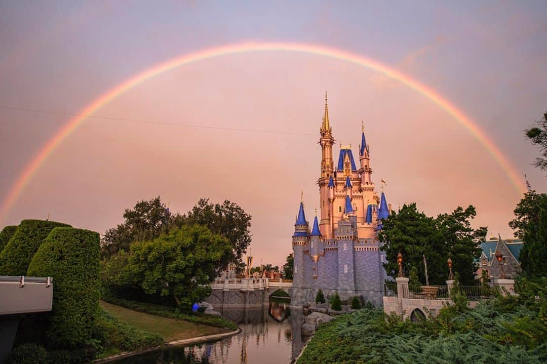 Disneyさんのインスタグラム写真 - (DisneyInstagram)「Repost from @joshdamaro: Unbelievable shot! One of our Disney photographers was in the Magic Kingdom this morning and caught this amazing untouched photo. I can’t help but be inspired by such a sight of hope and optimism. #rainbow #magickingdom  📷: David Roark」9月18日 3時30分 - disney