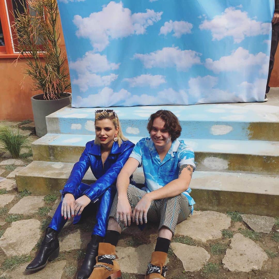 HEY VIOLETのインスタグラム：「lowkey freaking out cuz of somethin but we can’t say so JUST TRUST US」