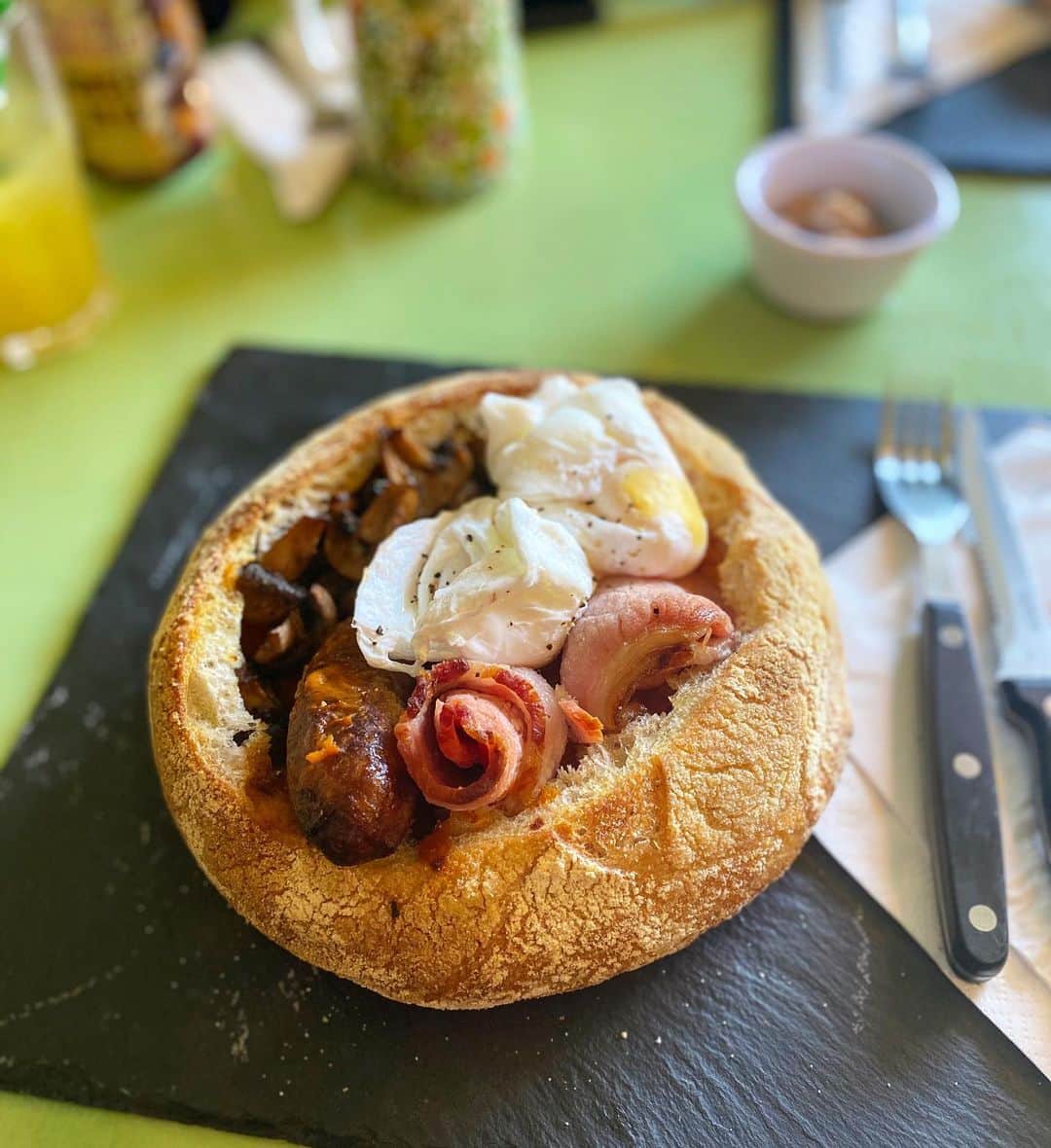 Eat With Steph & Coのインスタグラム：「Breakfast in bread 🍞 how great is this idea! Full English in a sourdough loaf 🙌🏻. Well earned after a round of (crazy) golf @plonkgolf in Hackney. #invite   Price: £20pp for brunch, 2 rounds of gold, arcade tokens and bottomless soft drinks (you can BYOC) Cuisine: brunch Best for: Dates/group activities  Top dish: full English or shakshuka  Book ahead: Yes  Veggie/Vegan options: Yes」