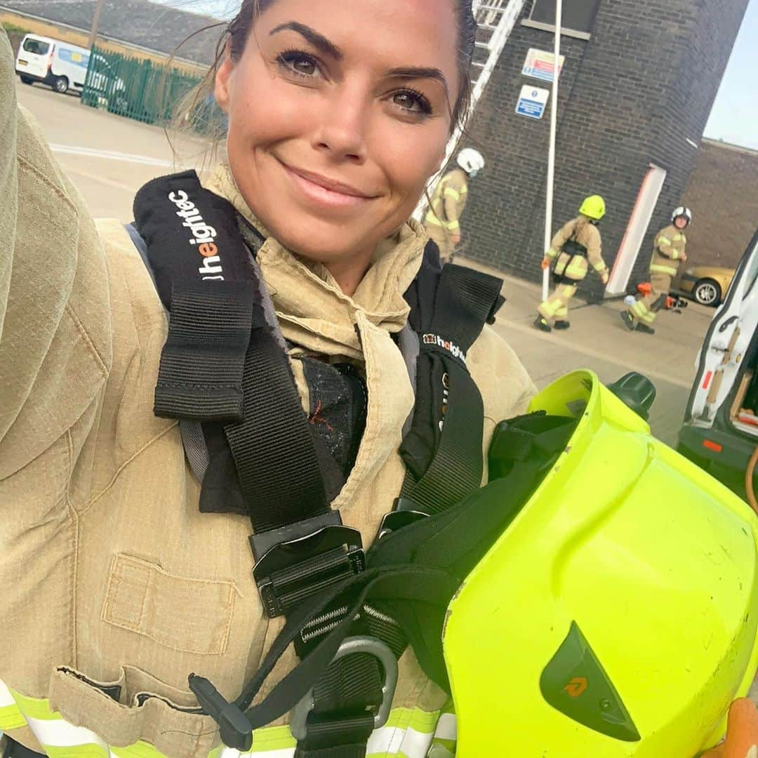 ルイス・グローバーさんのインスタグラム写真 - (ルイス・グローバーInstagram)「Today I passed my #firefighter & #rescue fitness tests 🚒👩‍🚒 I’m ecstatic. 2-3yrs I’ve wanted to work for fire! A 90% male dominated industry! It wasn’t easy, I’m made up I passed all my fitness tests. • #makeadifference #empoweringwomen #fitness #strong #womenempoweringwomen  #firewomen  #firefighter #fireservice #fitnessmotivation #👩‍🚒🚒」9月18日 3時29分 - louiseglover