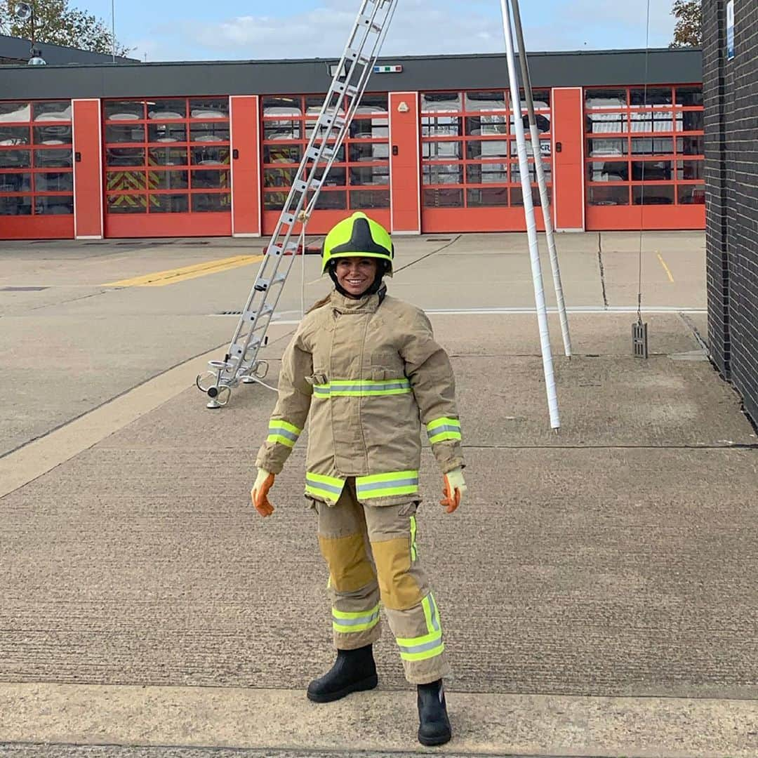 ルイス・グローバーさんのインスタグラム写真 - (ルイス・グローバーInstagram)「Today I passed my #firefighter & #rescue fitness tests 🚒👩‍🚒 I’m ecstatic. 2-3yrs I’ve wanted to work for fire! A 90% male dominated industry! It wasn’t easy, I’m made up I passed all my fitness tests. • #makeadifference #empoweringwomen #fitness #strong #womenempoweringwomen  #firewomen  #firefighter #fireservice #fitnessmotivation #👩‍🚒🚒」9月18日 3時29分 - louiseglover