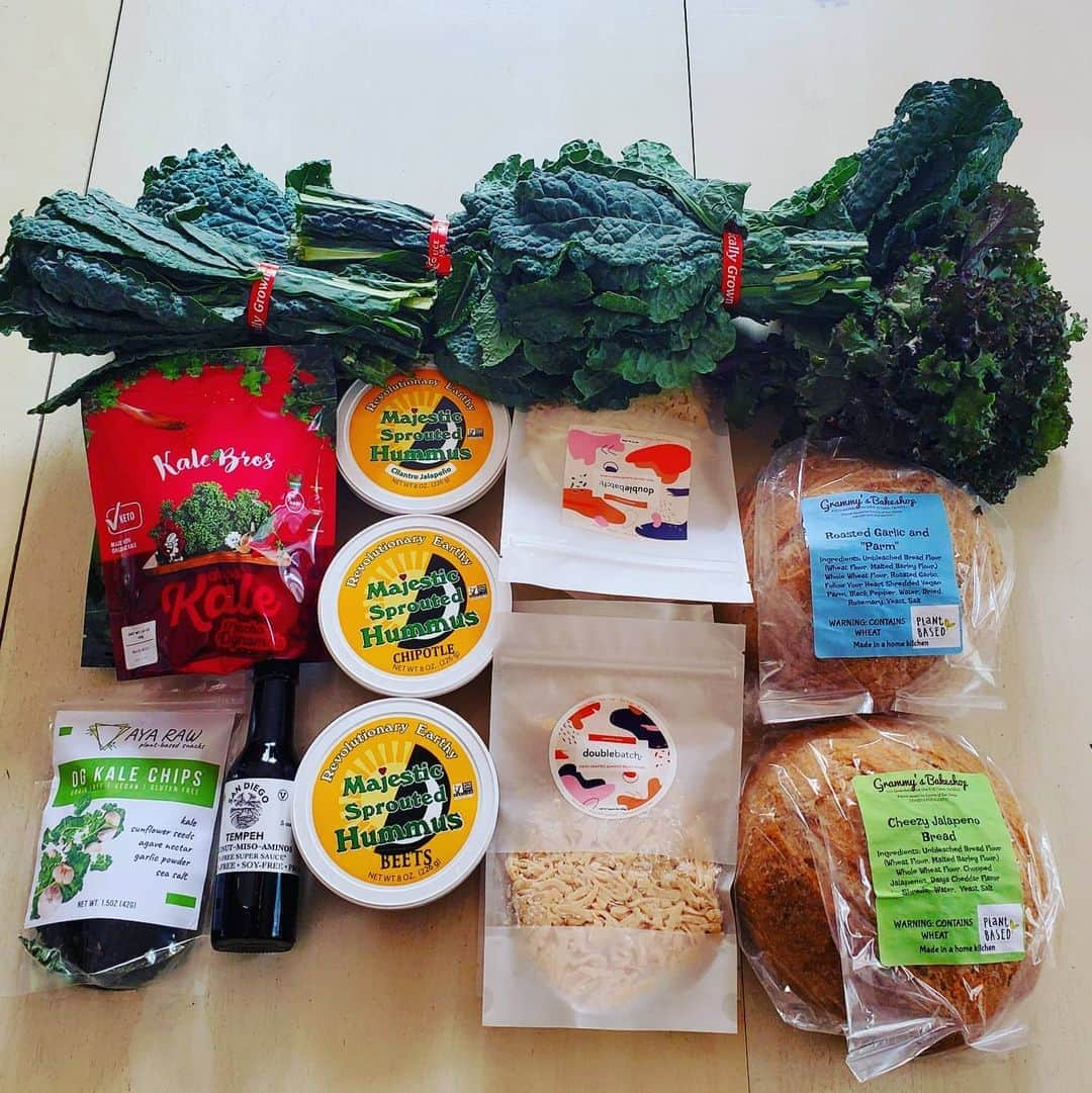 ガソリングラマーさんのインスタグラム写真 - (ガソリングラマーInstagram)「THIS WEEKS #MYMARKETBOX ORDER 🥬🧄🧀🌶🍞🥥🥬🥬🥬🥬🥬 @marketbox.sd all vegan companies @jrorganicsfarm #organic #LACINATOKALE #purplekale  @majesticgarlic CILANTRO GARLIC beet chipotle #hummus  @doublebatch.co #almondcheese #vegancheese provolone #americana  @grammysbakeshop jalapeno cheddar #bread roasted garlic parm bread @kale_bros #kalechips @sandiegotempeh #coconutaminos  @ayarawfoods #kalechips  #vegan #veganfood #whatveganseat #vegangood #veganaf #vegansofinstagram #plantbased #vegandelivery #vegetarian #marketboxsd #plantbased #plantbasedmeals  Thank you thankful GRATEFUL  Not paid sharing the good stuff 🙌 💥💥💥They deliver to LA Thursdays 10am to 8pm💥💥💥 #marketboxsd  #mymarketbox #jrorganicsfarm #majesticgarlic  #doublebatchco  #GRAMMYSBAKESHOP  #kalebros #ayarawfoods #sandiegotempeh」9月18日 3時48分 - gasolineglamour