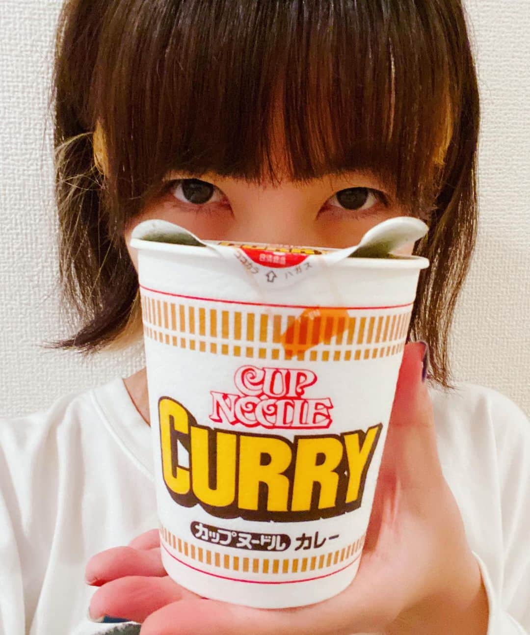 ひらさわあくびのインスタグラム：「深夜に及ぶ制作作業。ついにこの時間帯のココカラ⇧ハガスの誘惑に負けました。#ニガミ17才」