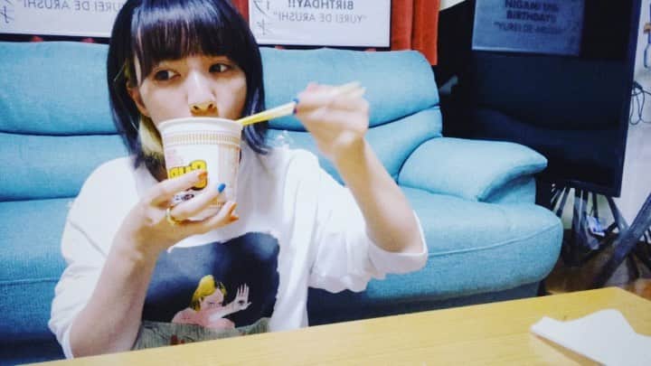 ひらさわあくびのインスタグラム：「深夜の麺たべ。 新曲の歌作り中のため音無しですが、ずずずずと啜ってます。ずずずずと。 #ニガミ17才」