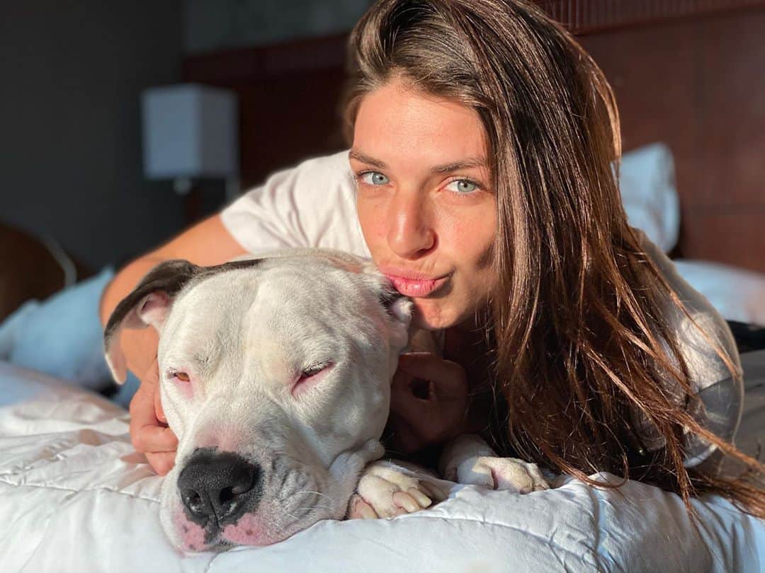 マッケンジー・ダーンのインスタグラム：「Really good having my babies here with me for fight week!! 😍🐶 • • Muito bom ter meus filhinhos aqui comigo durante a semana da luta!! 🐶😍」