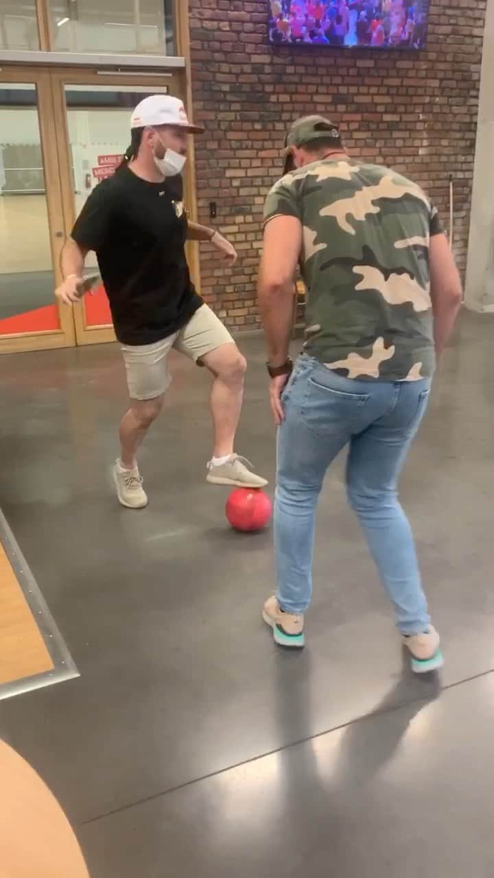 ショーン・ガルニエのインスタグラム：「Sliding like Michael Jackson 🕺🏻😅⚽️ @biiggsam #panna #nutmegs #urbanball #streetfootball #seangarnier #urbanballer」