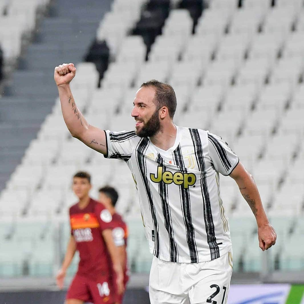 ユヴェントスFCさんのインスタグラム写真 - (ユヴェントスFCInstagram)「Three seasons in our shirt but a lifetime of memories, the best of Gonzalo Higuain in Black & White ⚪⚫」9月18日 3時51分 - juventus