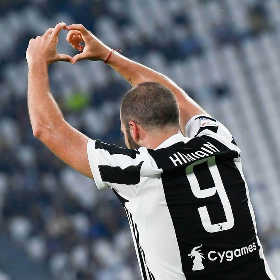 ユヴェントスFCさんのインスタグラム写真 - (ユヴェントスFCInstagram)「Three seasons in our shirt but a lifetime of memories, the best of Gonzalo Higuain in Black & White ⚪⚫」9月18日 3時51分 - juventus