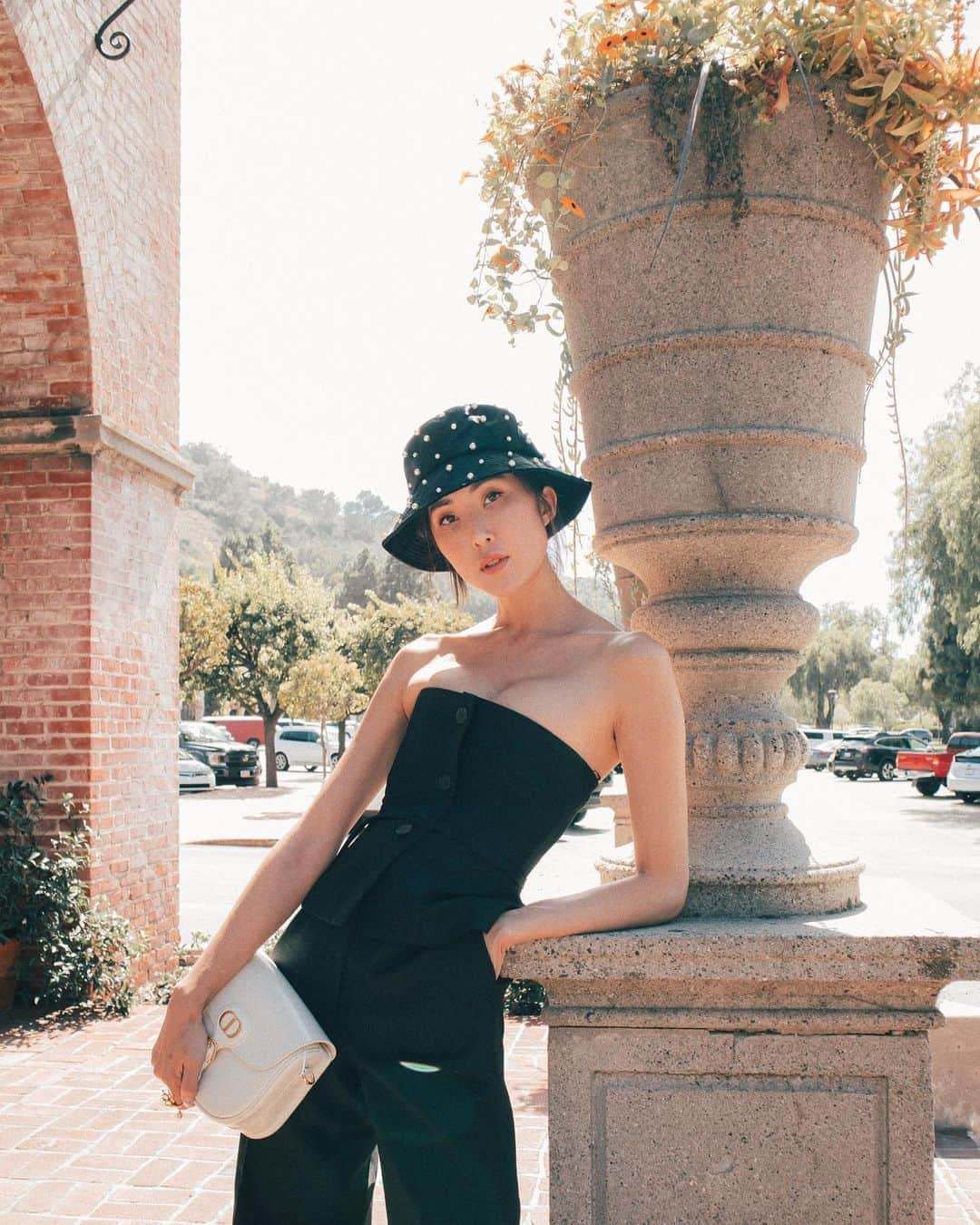 クリッセル・リムさんのインスタグラム写真 - (クリッセル・リムInstagram)「How I do fashion month in my neighborhood in the suburbs 😅   Outfit & purse: @dior Hat: @jenniferbehr」9月18日 3時52分 - chrisellelim