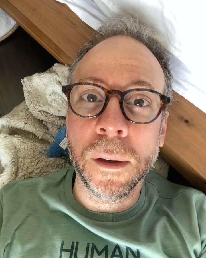 ケヴィン・サスマンのインスタグラム：「Today at 1pm Pacific time! Get your free zoom link at Afterschoolvillage.com 😃🐶」