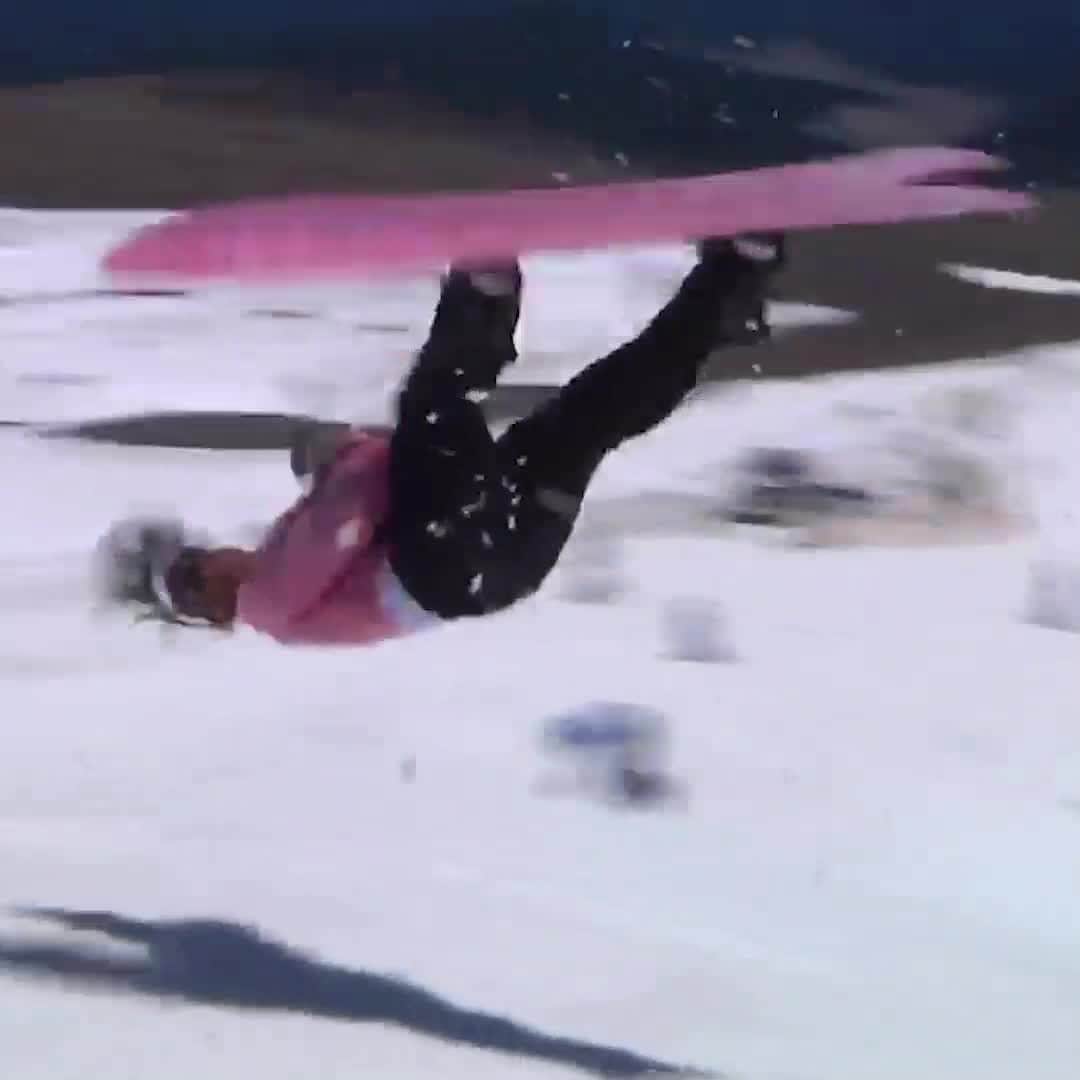 レッドブルのインスタグラム：「we still don't know how @zebpowelll pulled this one off   📹: @pdogonthecut #snowboarding #redbull #givesyouwings #snow」