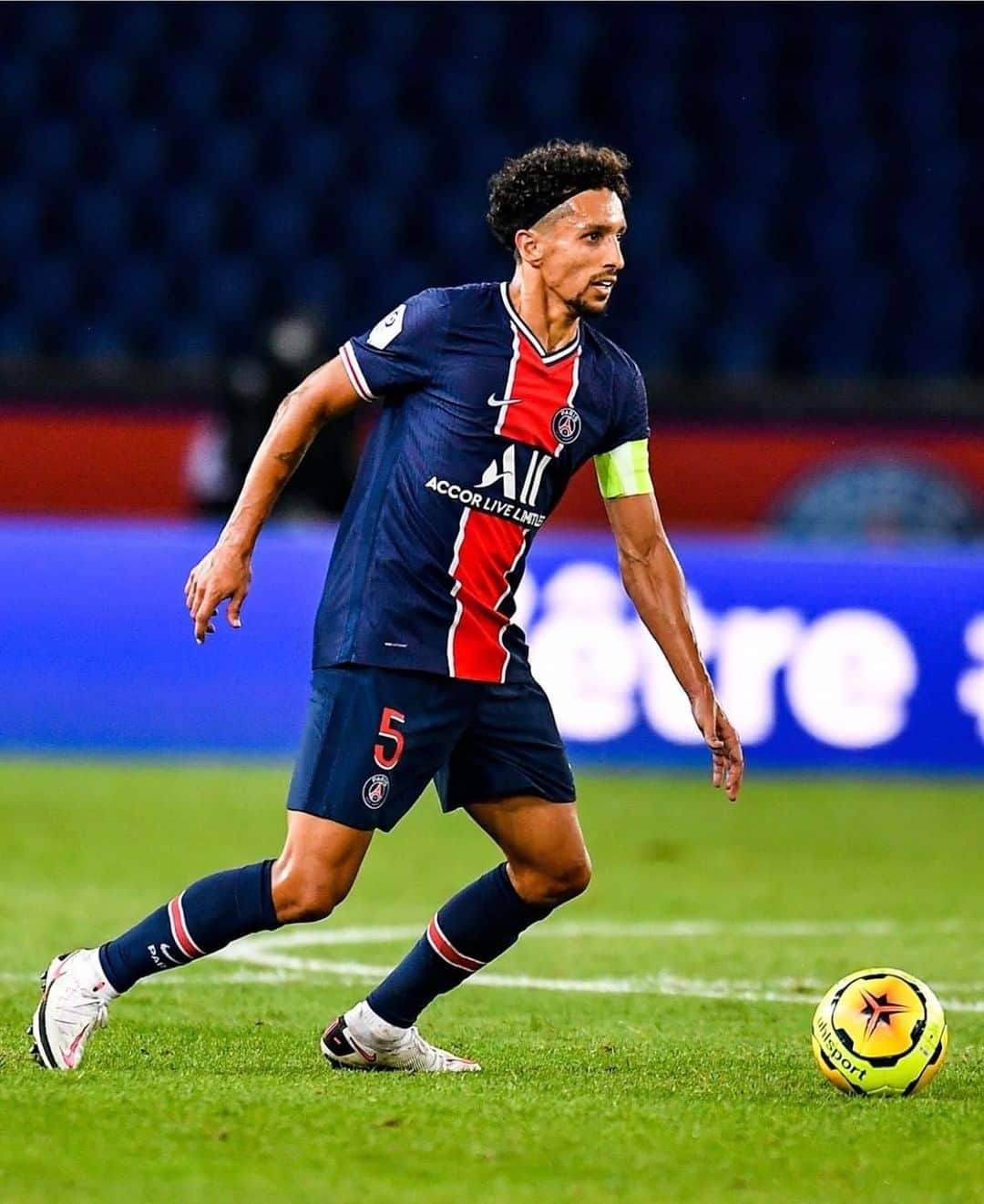 マルコス・アオアス・コレアのインスタグラム：「Enfin de retour, une nouvelle saison que démarre avec des beaux objectifs pour allez chercher! Tous ensemble, tous unis pour des nouvelles belles émotions 🔴🔵 #AllezPSG」